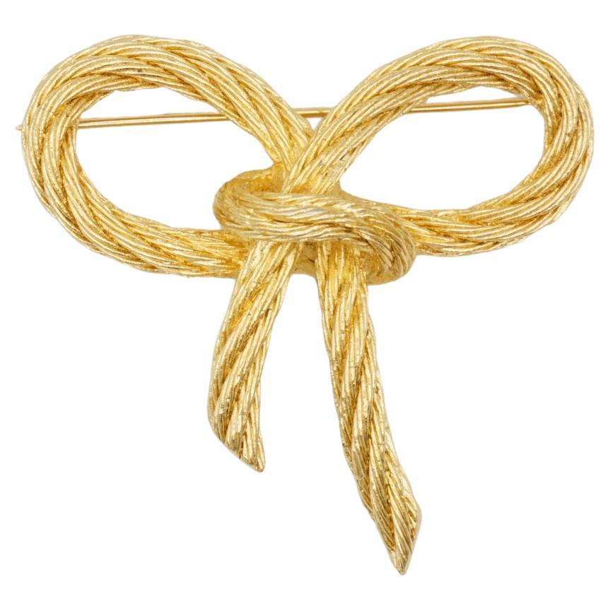 Christian Dior 1980s Vintage Large Modernist Twist Rope Knot Bow Ribbon Brooch, Gold Tone

Very good condition. Light scratches or colour loss, barely noticeable. 100% genuine.

A unique piece. This is gold plated stylised brooch.

Safety-catch pin