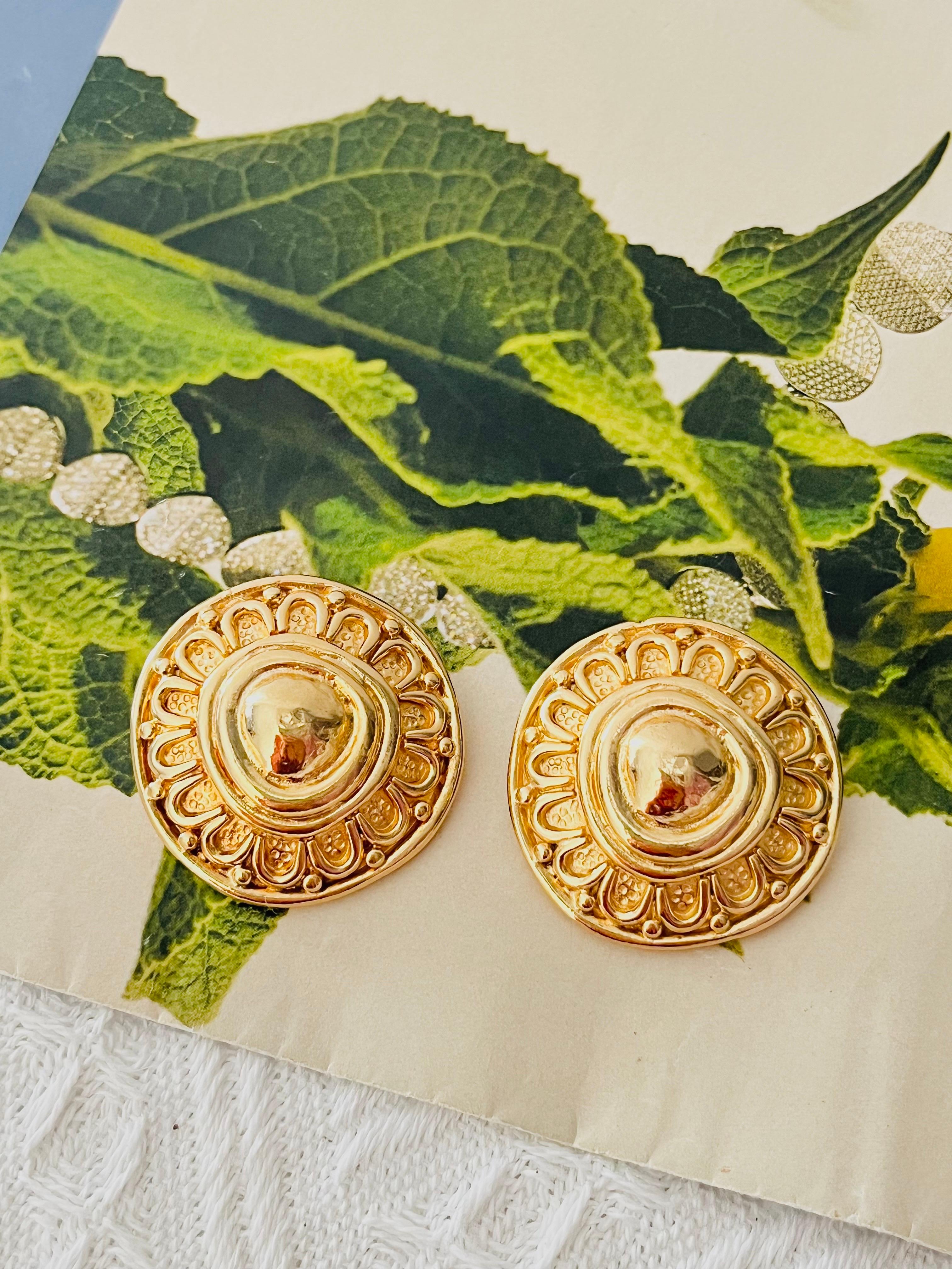 Christian Dior 1980s Vintage Unisex Large Abnormal Round Circle Dome Sunburst Floral Relief Chunky Modernist Clip Earrings, Gold Tone

Very good condition. 100% Genuine. 

A very beautiful pair of earrings by Chr. DIOR, signed at the back. Vintage