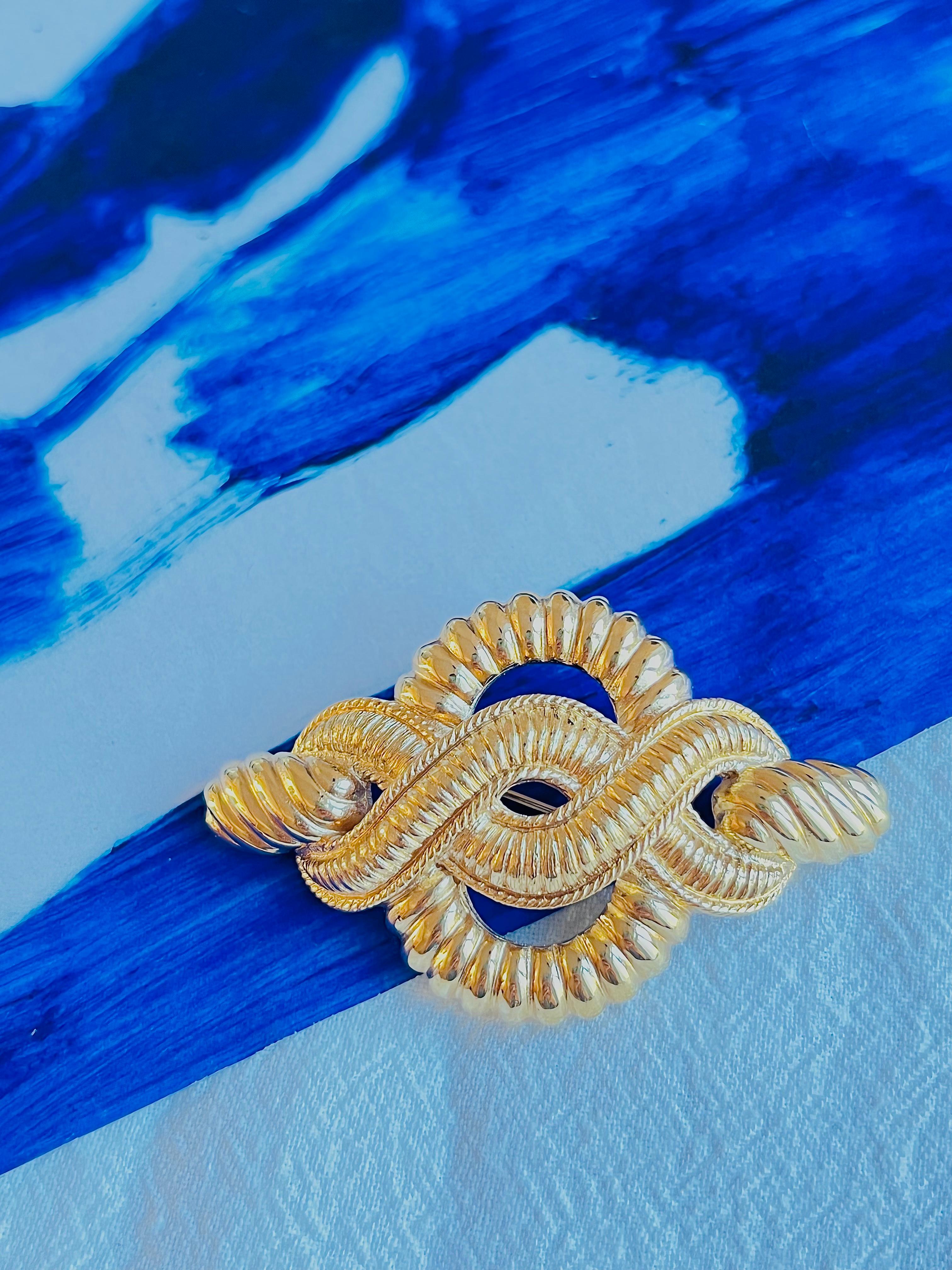 Very excellent condition. 100% Genuine.

A unique piece. This gold plated stylised brooch. Safety-catch pin closure, signed on the back.

Size: 6.5 cm x 3.5 cm.

Weight: 22.0 g.

_ _ _

Great for everyday wear. Come with velvet pouch and beautiful