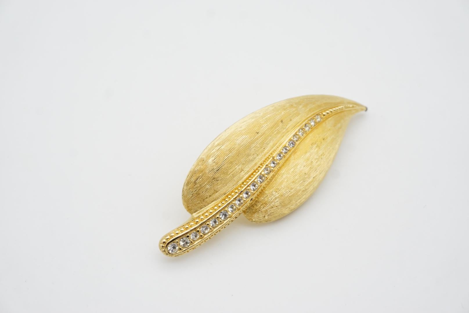 Christian Dior 1980s Vintage Large Vivid Wavy Leaf Crystals Chunky Gold Brooch For Sale 3