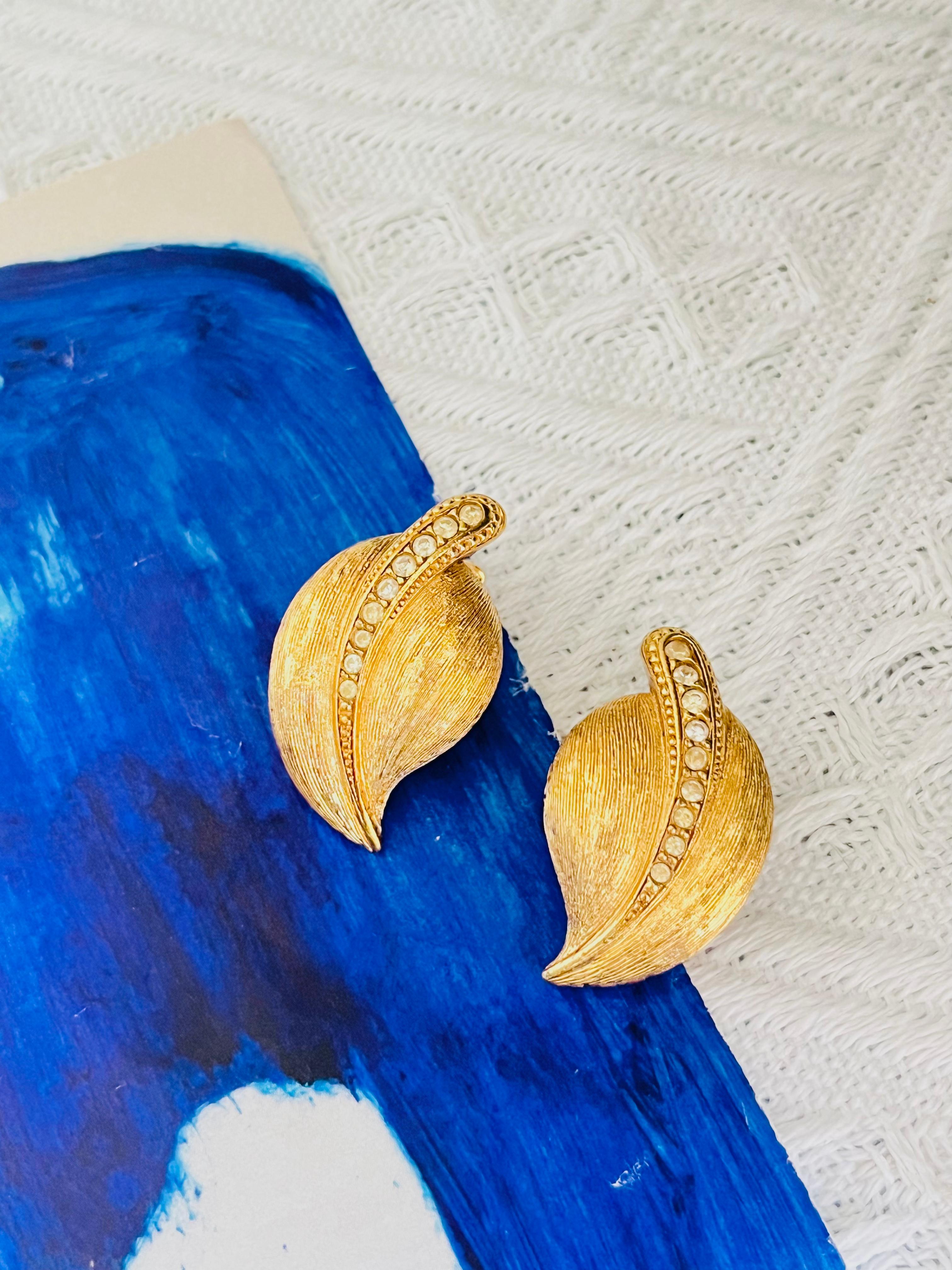 Christian Dior 1980s Vintage Large Vivid Textured Wavy Leaf Row Crystals Chunky Statement Clip Earrings, Gold Tone

Very good condition. Maybe light scratches or colour loss, barely noticeable. 100% Genuine. 

A very beautiful pair of earrings by