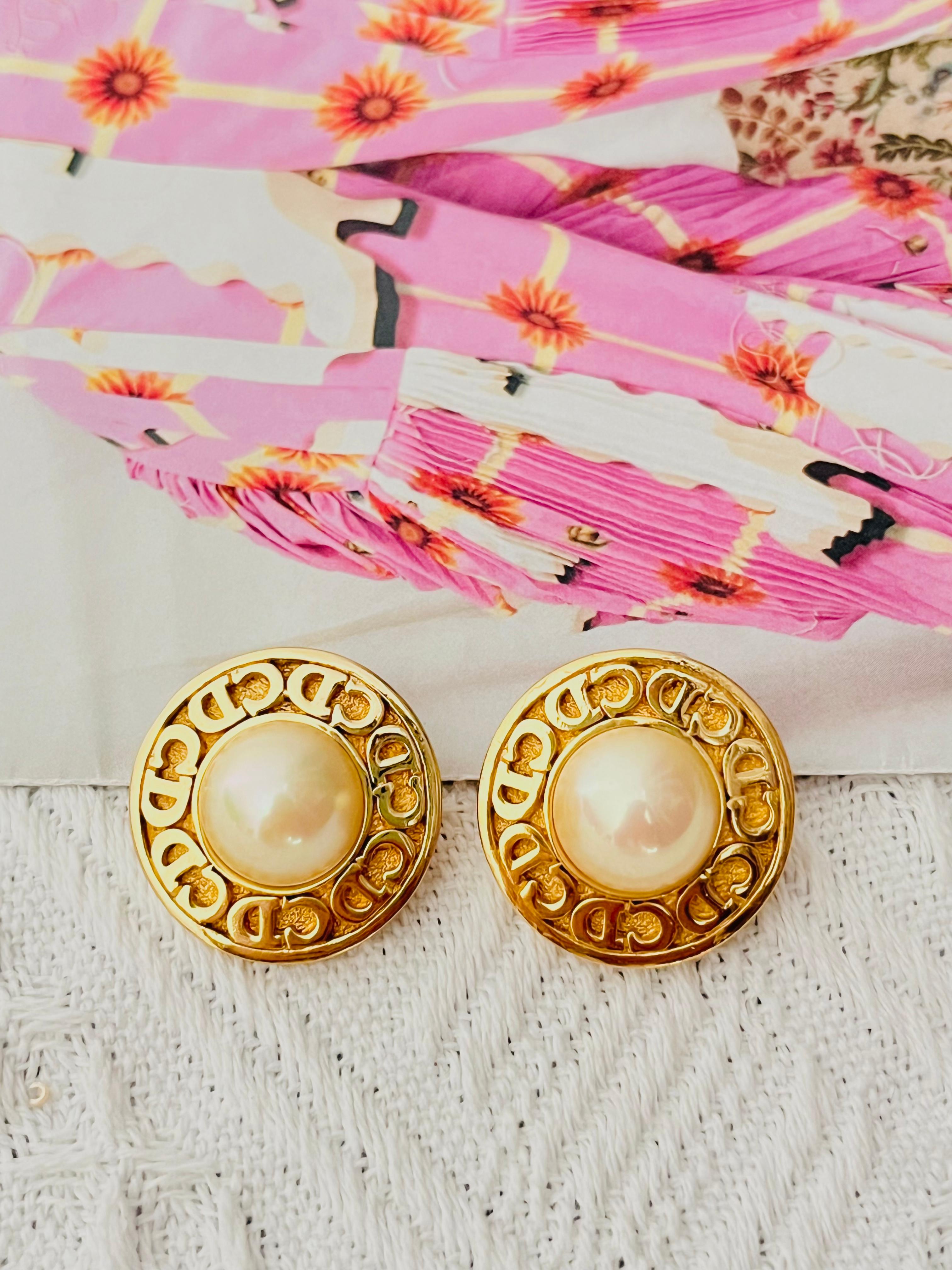 Christian Dior 1980s Vintage Unisex Logos CD Iconic Classic White Pearl Circle Round Modernist Elegant Clip Earrings, Gold Tone

Very excellent condition. Almost new. 100% Genuine. Vintage and rare to find.

A very beautiful pair of earrings by Chr.