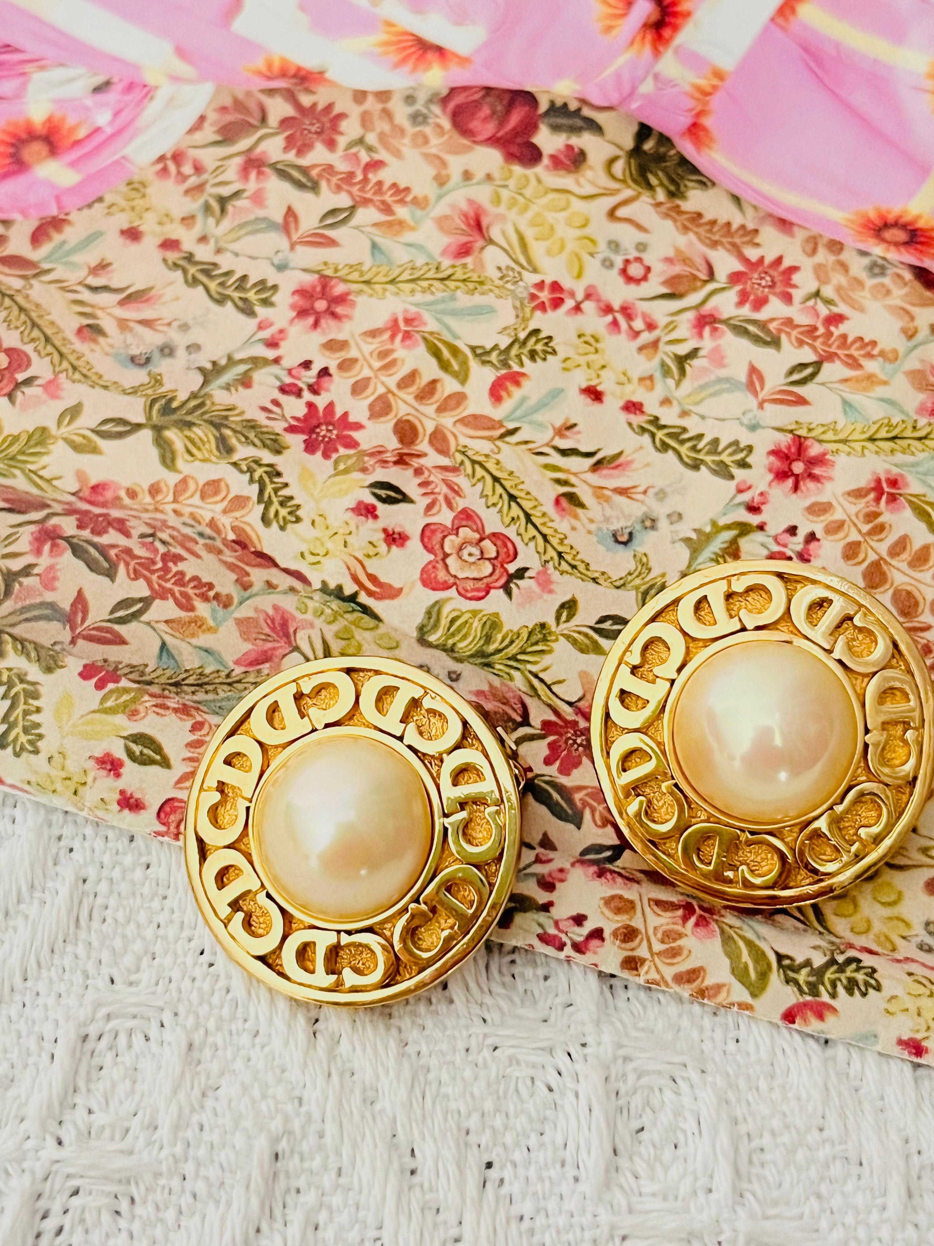 Christian Dior 1980s Vintage Logos CD White Pearl Circle Elegant Clip Earrings In Excellent Condition For Sale In Wokingham, England