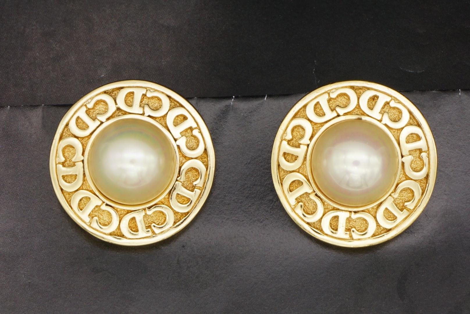 Christian Dior 1980er Jahre Vintage Logos CD Weiß Perle Kreis Elegante Clip-Ohrringe im Angebot 4