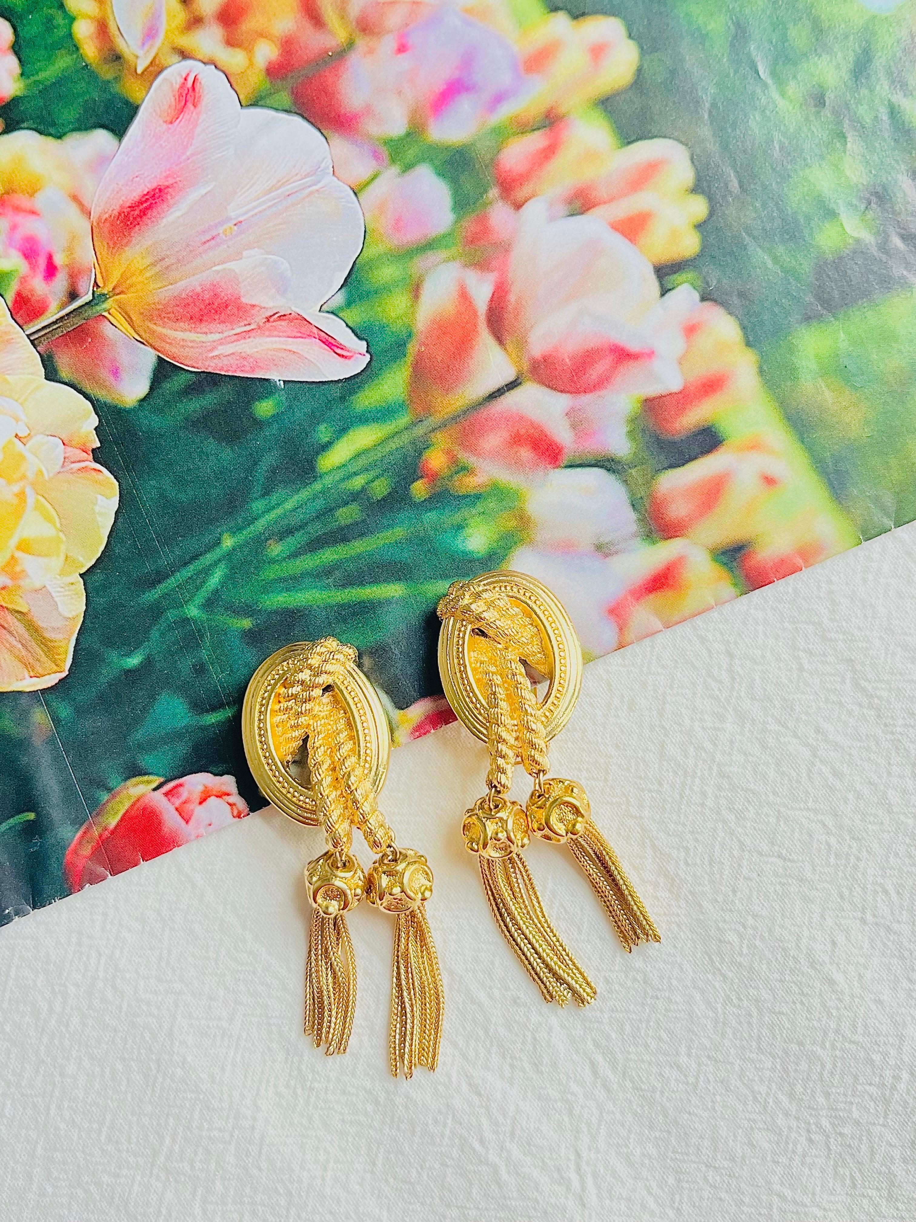 Christian Dior 1980s Vintage Medallion Double Tassel Rope Openwork Chunky Modernist Drop Clip Earrings, Gold Plated

Very excellent condition. Marked 'Chr.Dior (C) '. Rare to find. 100% Genuine.

It is around 50 years old. This is a very stylish and