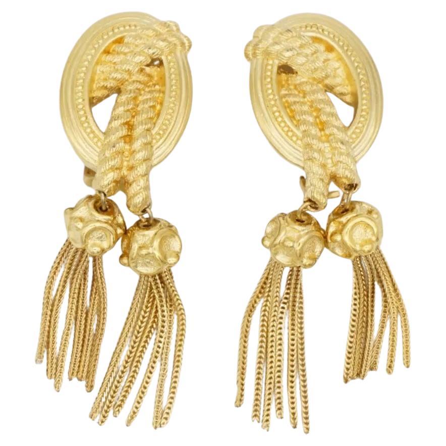 Christian Dior 1980s Vintage Medaillon doppelte Quaste Seil durchbrochene klobige Modernist Tropfen Clip Ohrringe, vergoldet

Sehr guter Zustand. Gezeichnet 'Chr.Dior (C)'. Selten zu finden. 100% echt.

Sie ist etwa 50 Jahre alt. Dies ist ein sehr