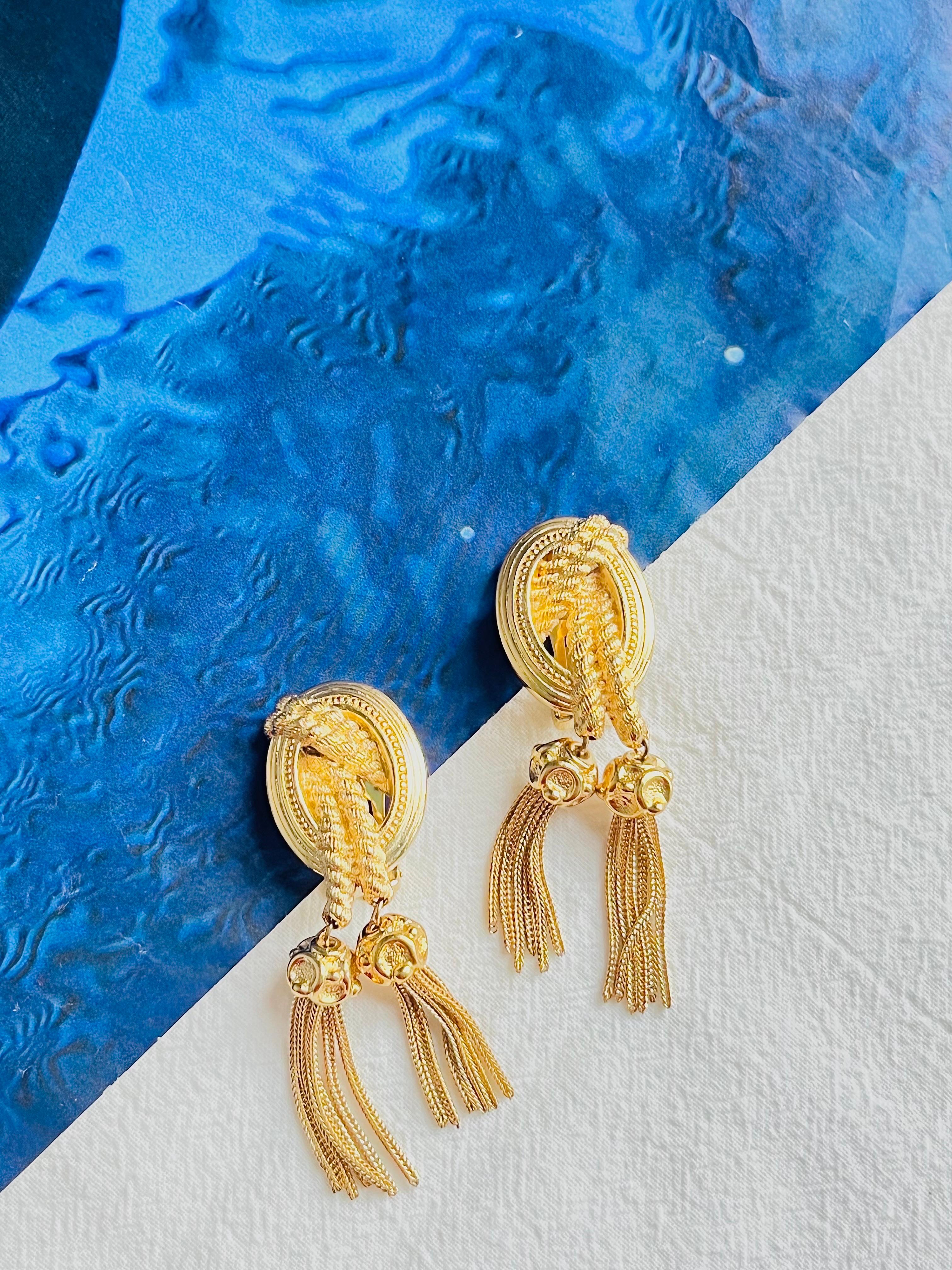 Christian Dior 1980er Jahre Vintage Medaillon Double Tassel Rope Lange Tropfenohrringe mit Medaillon im Angebot 1