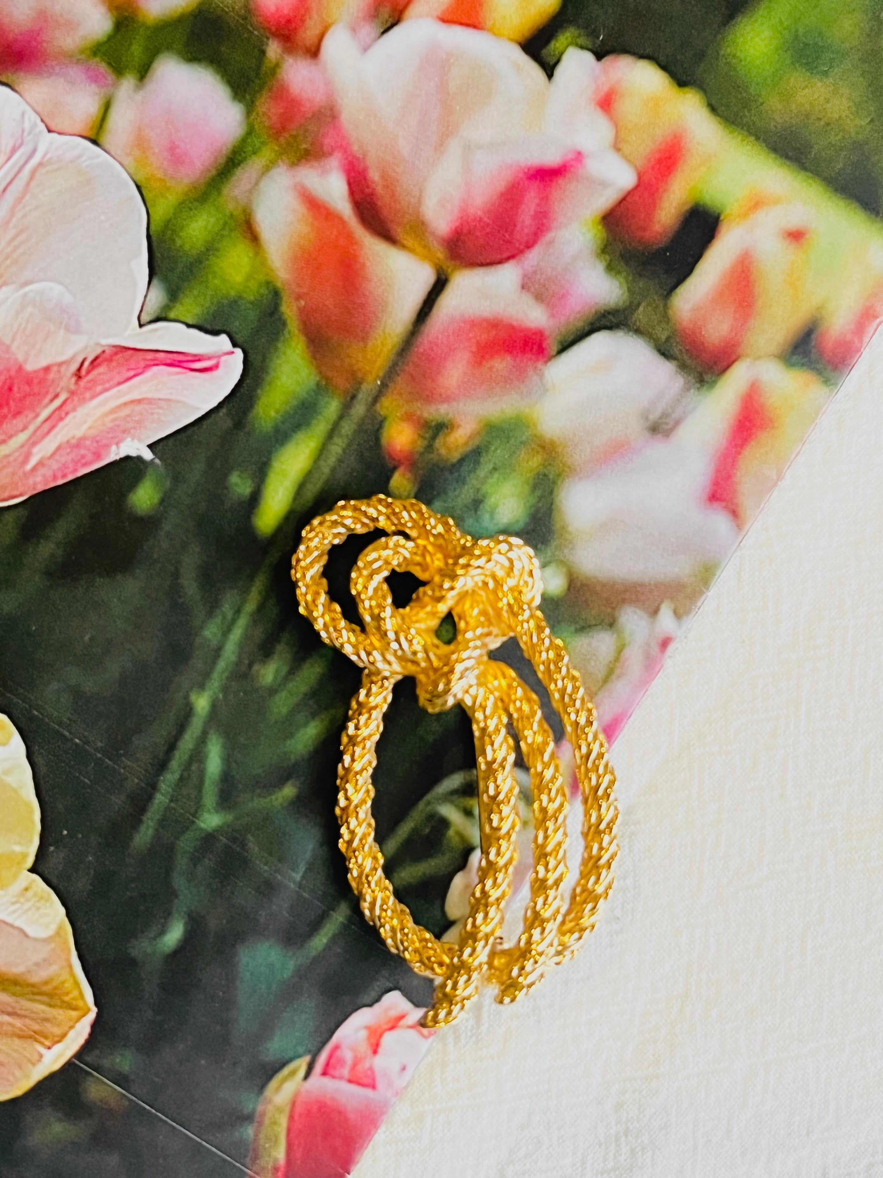 Christian Dior 1980s Vintage Modernist Oval Ribbon Knot Bow Rope Brosche Gold Tone

Sehr guter Zustand. 100% echt.

Ein Unikat. Diese stilisierte Brosche ist vergoldet.

Verschluss mit Sicherheitsnadel.

Größe: 5,0 cm x 2,8 cm.

Gewicht: 16,0 g.

_