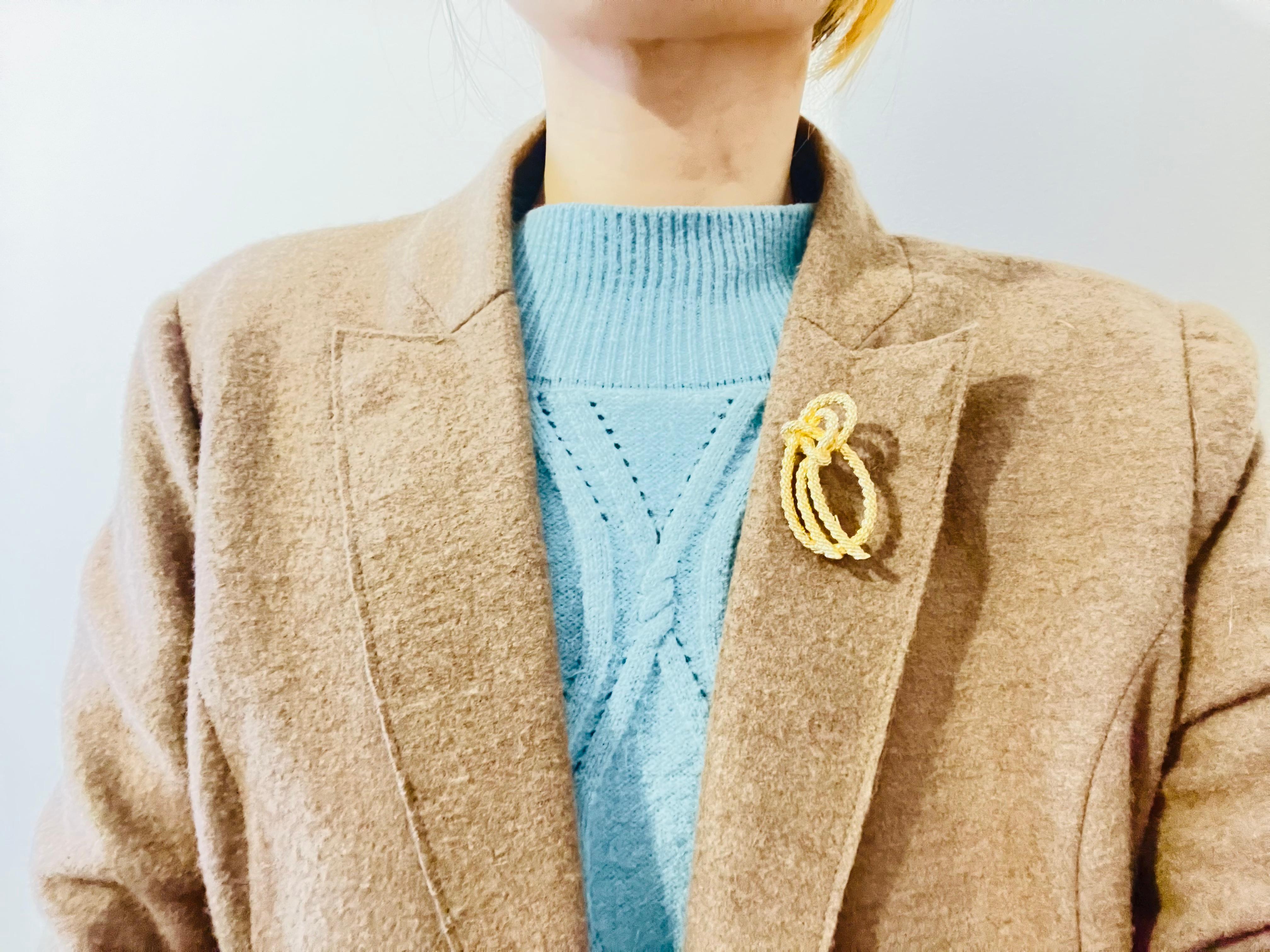 Christian Dior Modernistische Goldbrosche mit ovaler Schleife und goldener Schleife, 1980er Jahre im Zustand „Hervorragend“ im Angebot in Wokingham, England