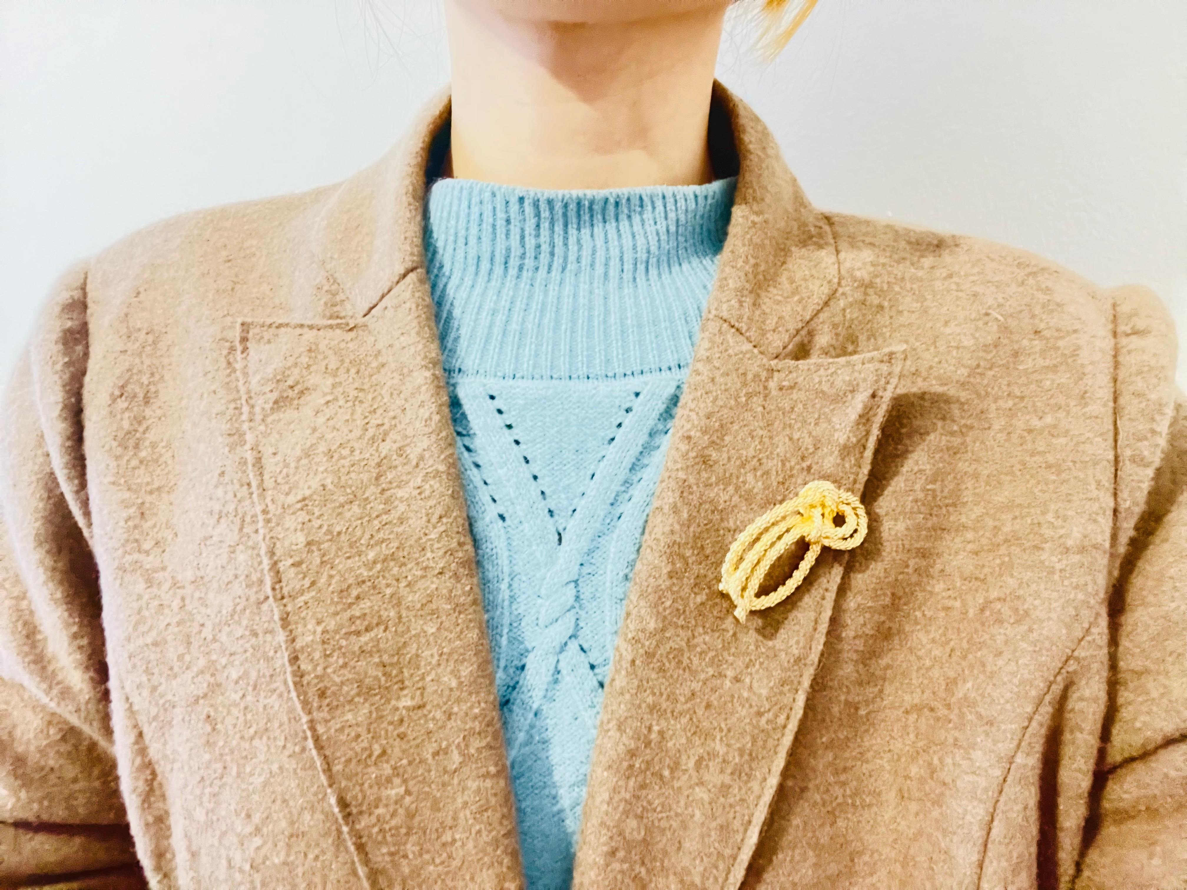 Christian Dior Modernistische Goldbrosche mit ovaler Schleife und goldener Schleife, 1980er Jahre für Damen oder Herren im Angebot