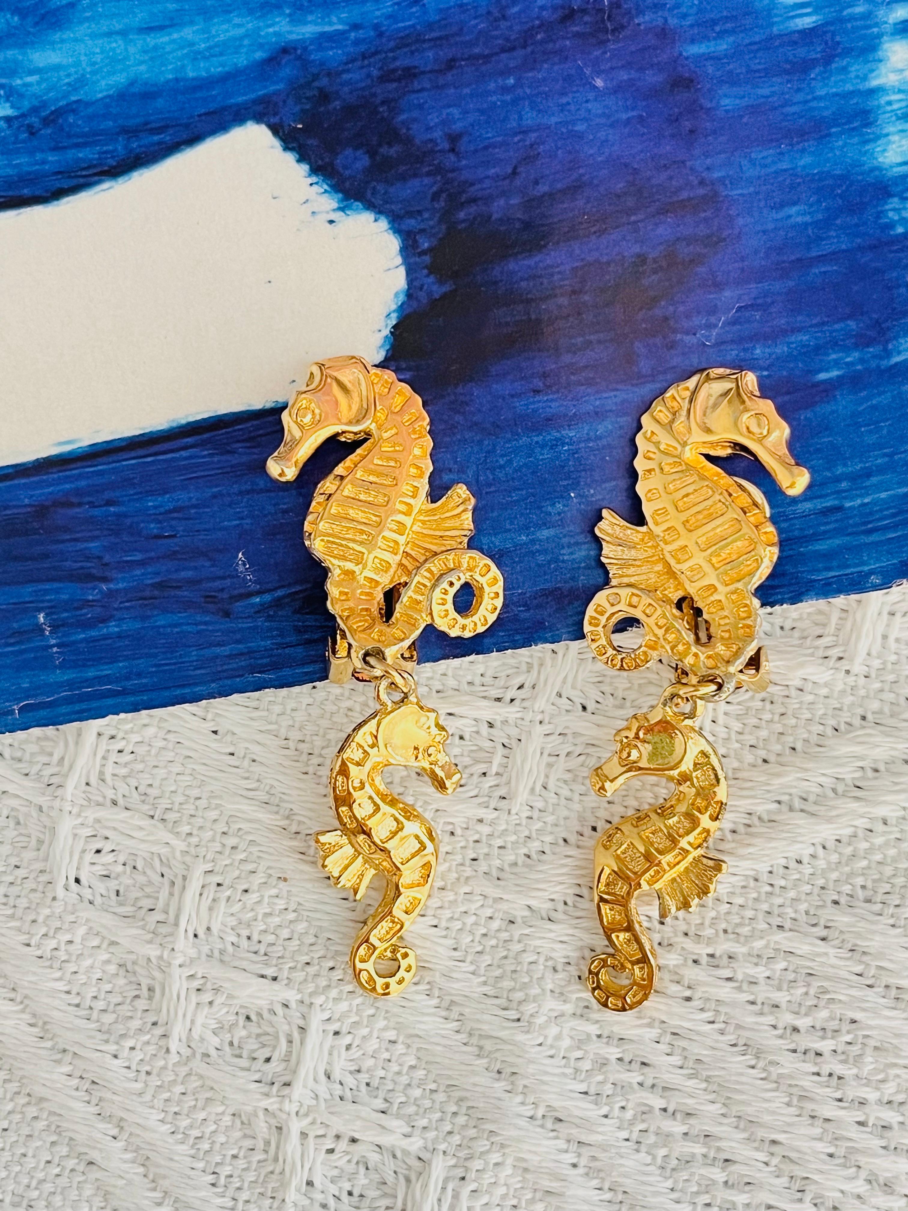 Christian Dior 1980s Vintage Unisex Vivid Relief Double Seahorse Long Dangle Drop Modernist Clip Earrings, Gold Tone

Very good condition. Light scratches or colour loss. 100% Genuine. Vintage and very rare to find.

A very beautiful pair of