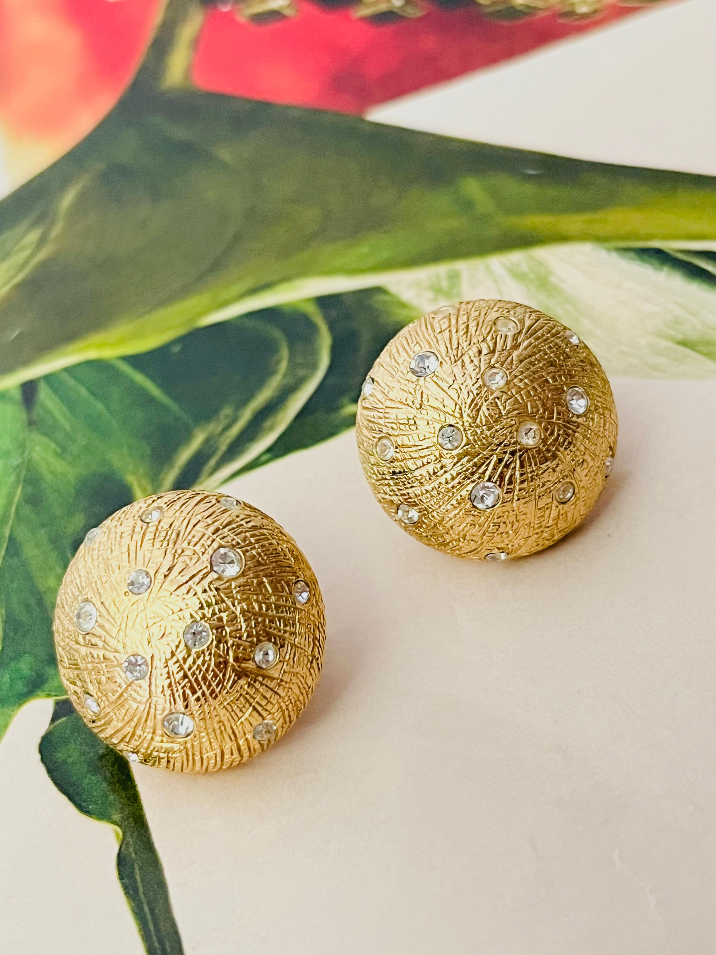 Christian Dior 1980s Vintage Texturierte Runde Kreis Sterne Kristalle Kuppel Hoop Modernistisch Elegant Durchbohrte Ohrringe, Gold-Ton

Sehr guter Zustand. Keine Steine verloren, einige leichte Kratzer oder Farbverlust auf der Rückseite, kaum