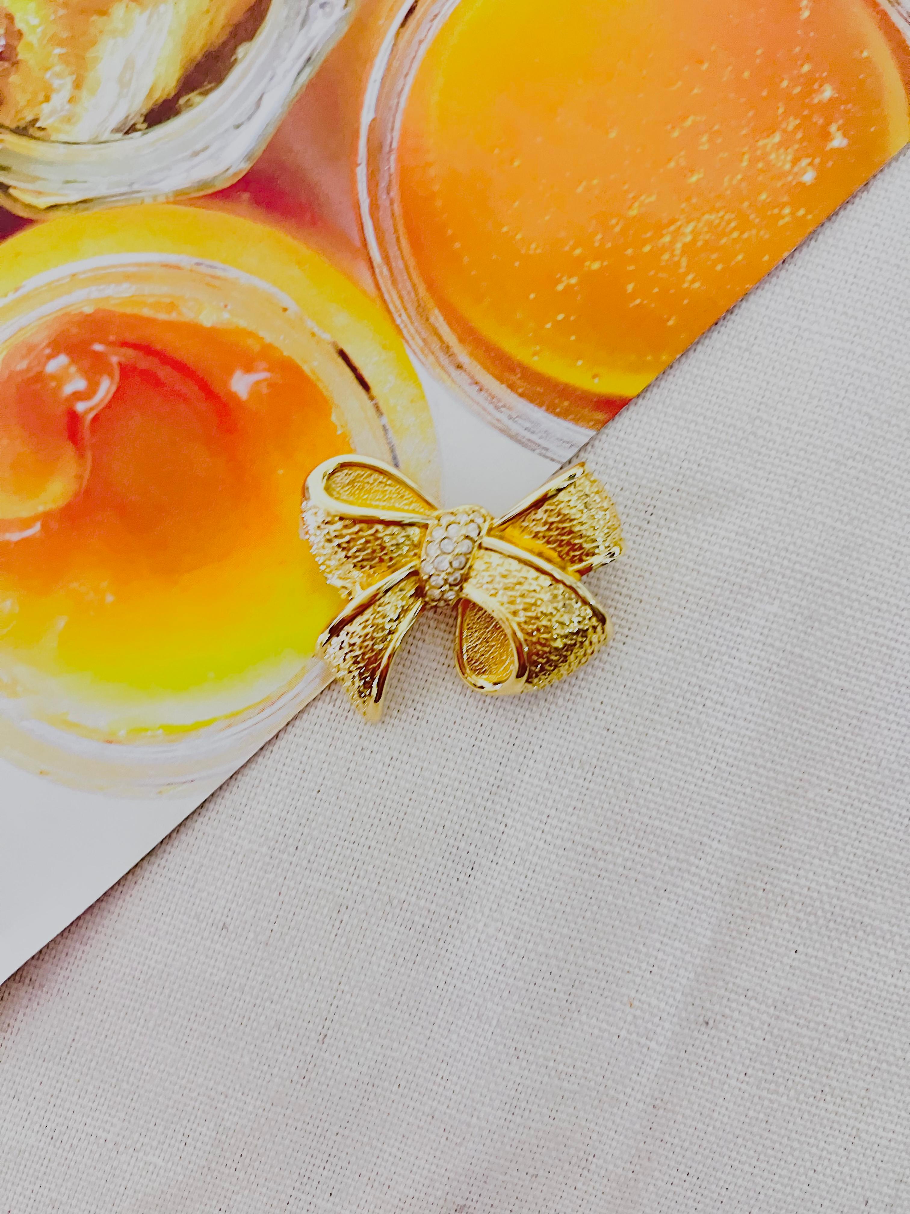 Christian Dior 1980s Vintage Textured Knot Bow Ribbon Crystals Gold Brooch New In New Condition In Wokingham, England