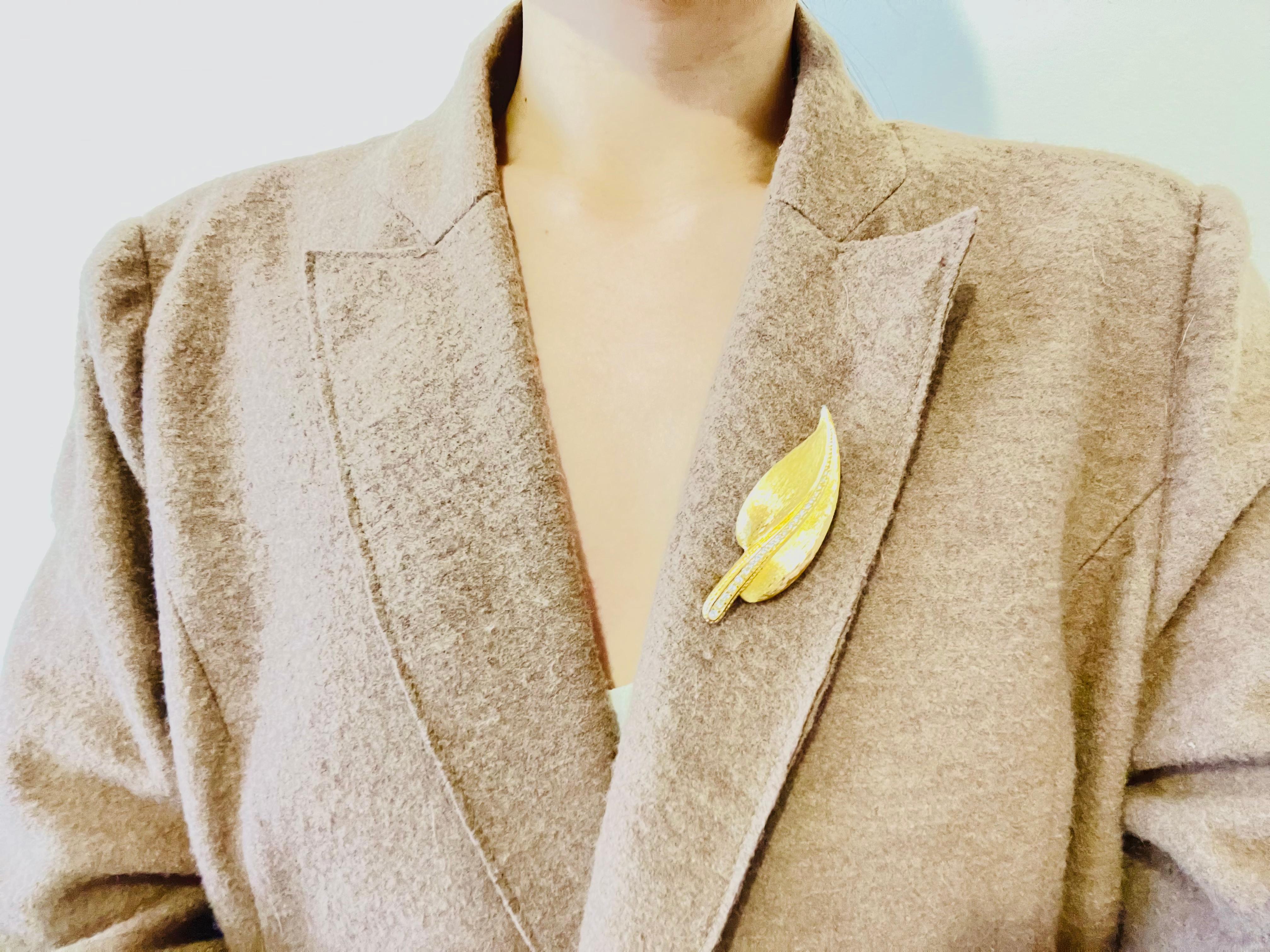 Christian Dior 1980s Vintage Textured Large Vivid Wavy Leaf Gold Chunky Brooch In Good Condition In Wokingham, England