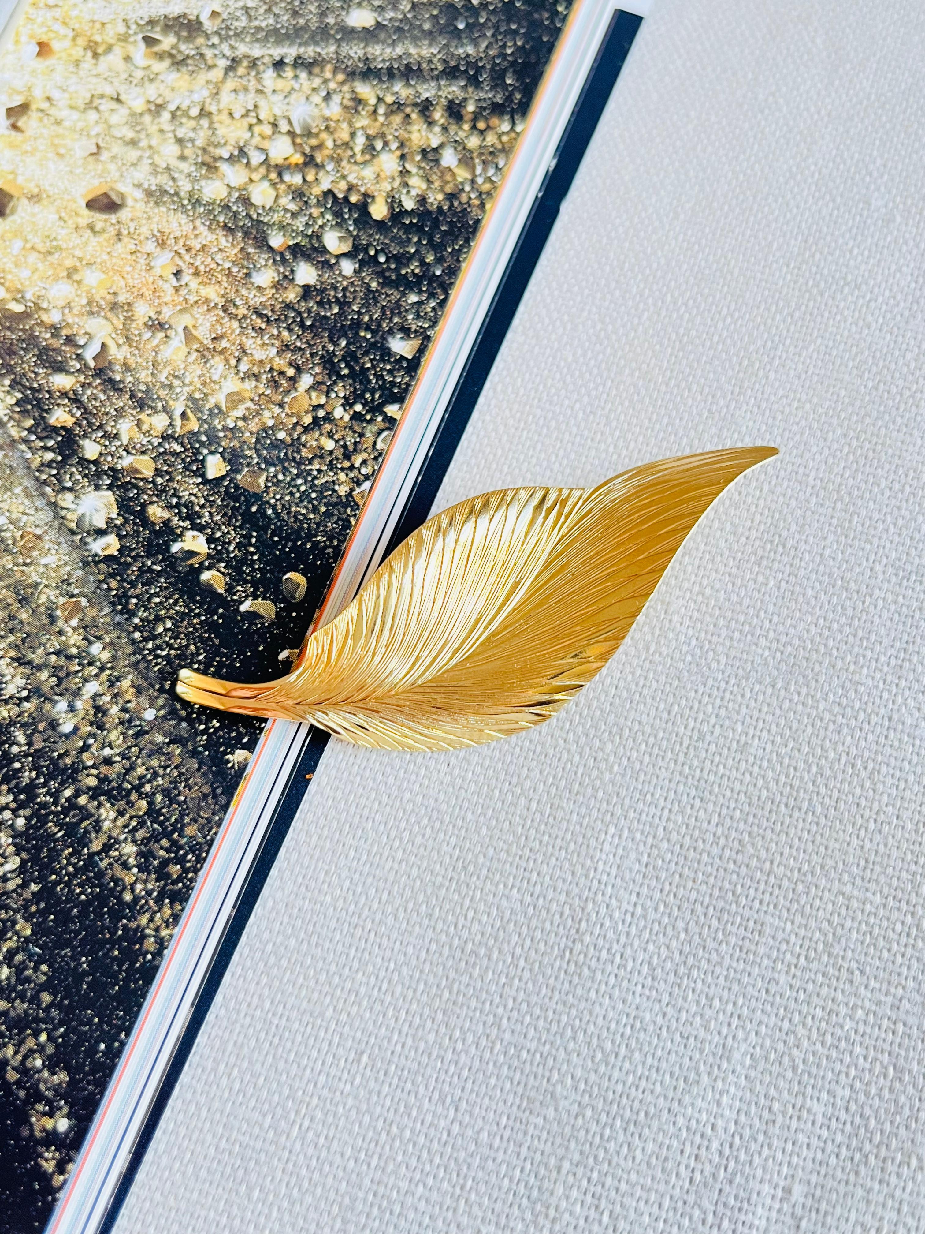 Christian Dior 1980s Vintage strukturierte lange lebendige Twist Wirbel Welle Blatt Brosche, Gold-Ton

Sehr guter Zustand. 100% echt. Ein Unikat. 

Diese stilisierte Brosche ist vergoldet. Verschluss mit Sicherheitsnadel, signiert auf der