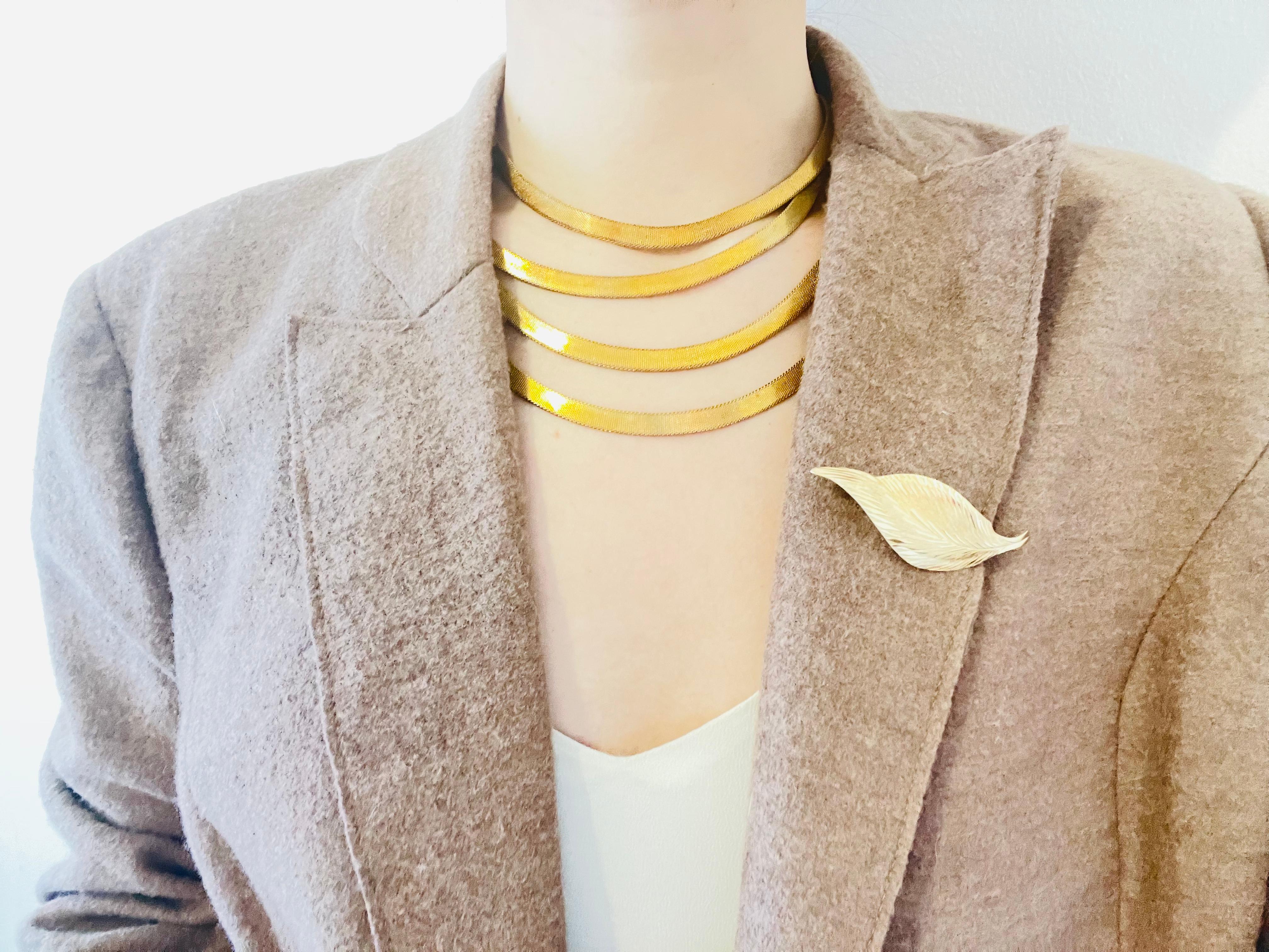 Christian Dior 1980er Jahre Vintage texturiert lange Vivid Twist Swirl Wave Blatt Brosche im Zustand „Hervorragend“ in Wokingham, England