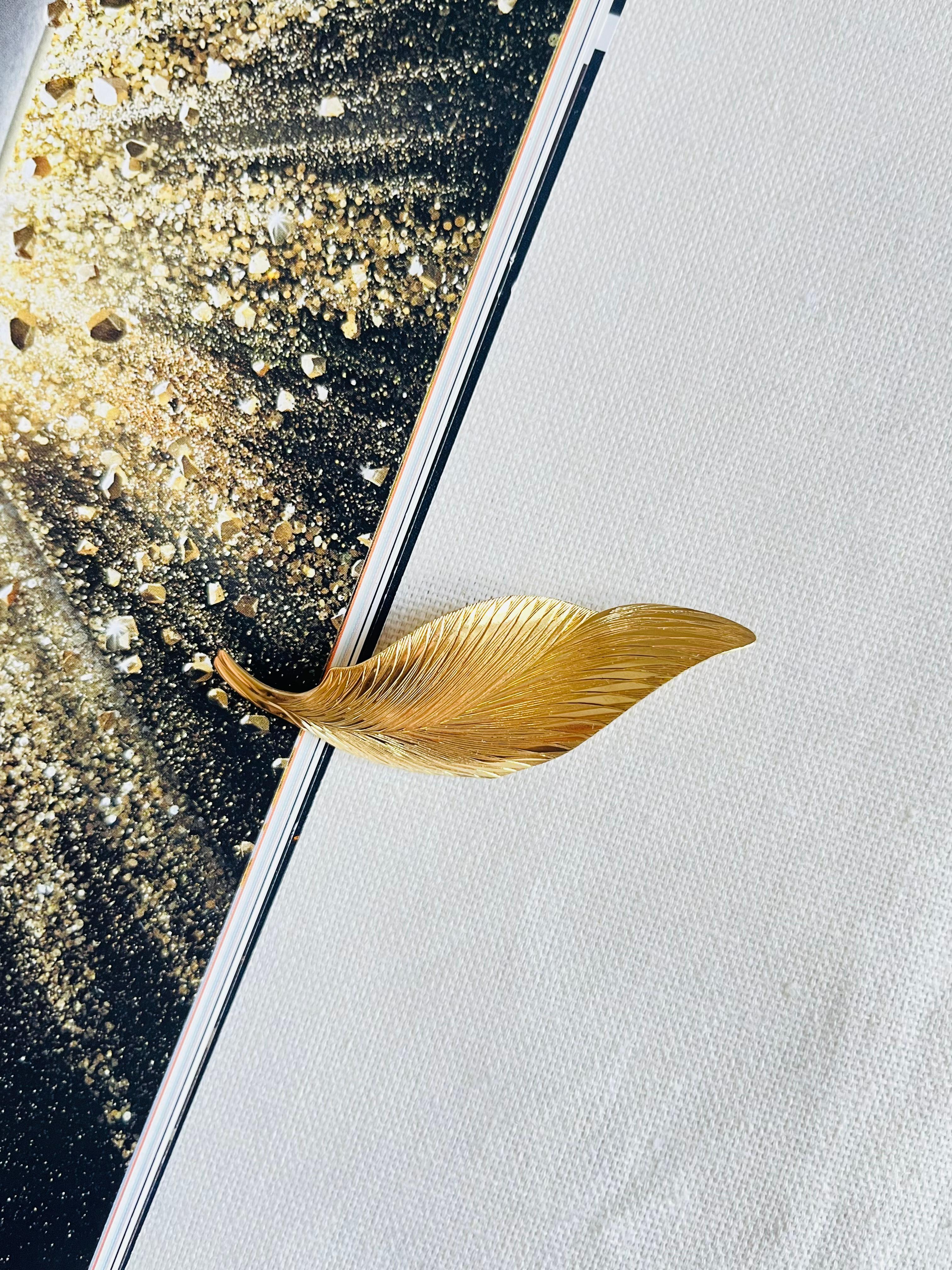 Christian Dior 1980 Vintage Texturé Long Vivid Twist Swirl Wave Leaf Brooch Excellent état - En vente à Wokingham, England