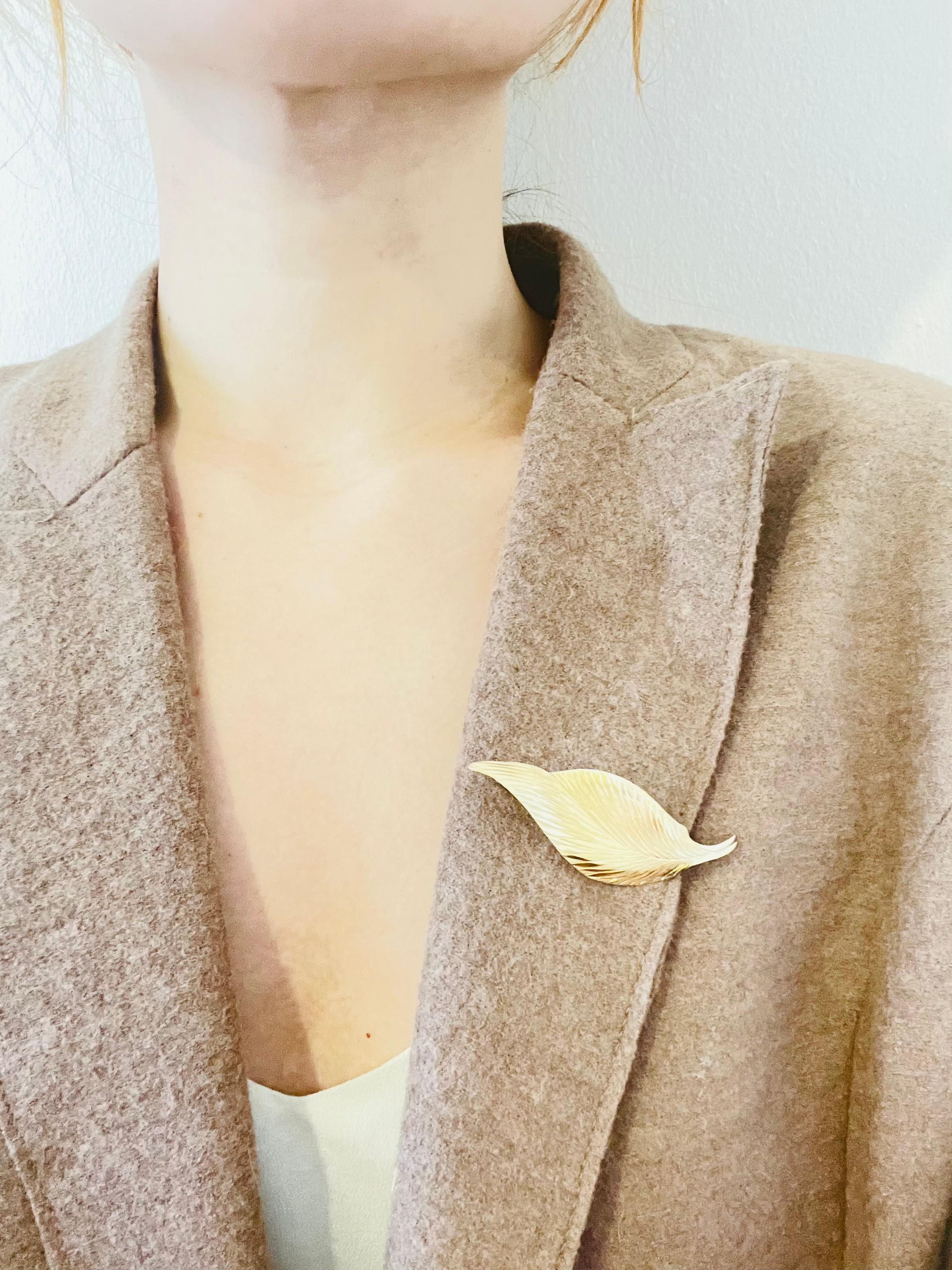 Christian Dior 1980 Vintage Texturé Long Vivid Twist Swirl Wave Leaf Brooch en vente 1