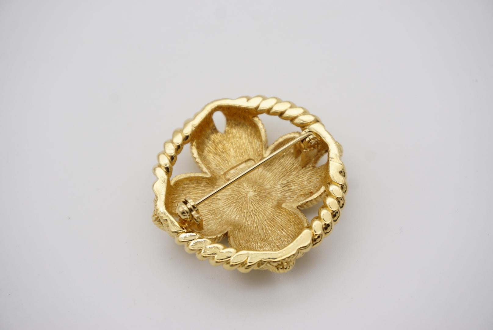 Christian Dior 1980s Vintage Textured Round Openwork Twist Knot Bow Gold Brooch For Sale 4