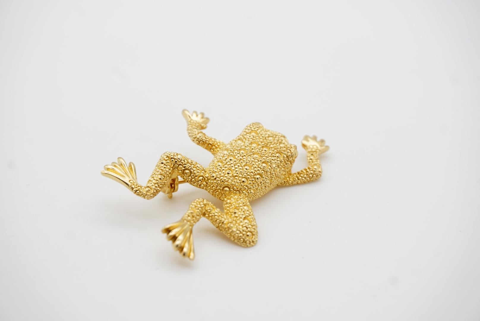 Christian Dior 1980s Vintage Textured Vivid Cute Jumping Swimming Frog Brooch In Excellent Condition For Sale In Wokingham, England