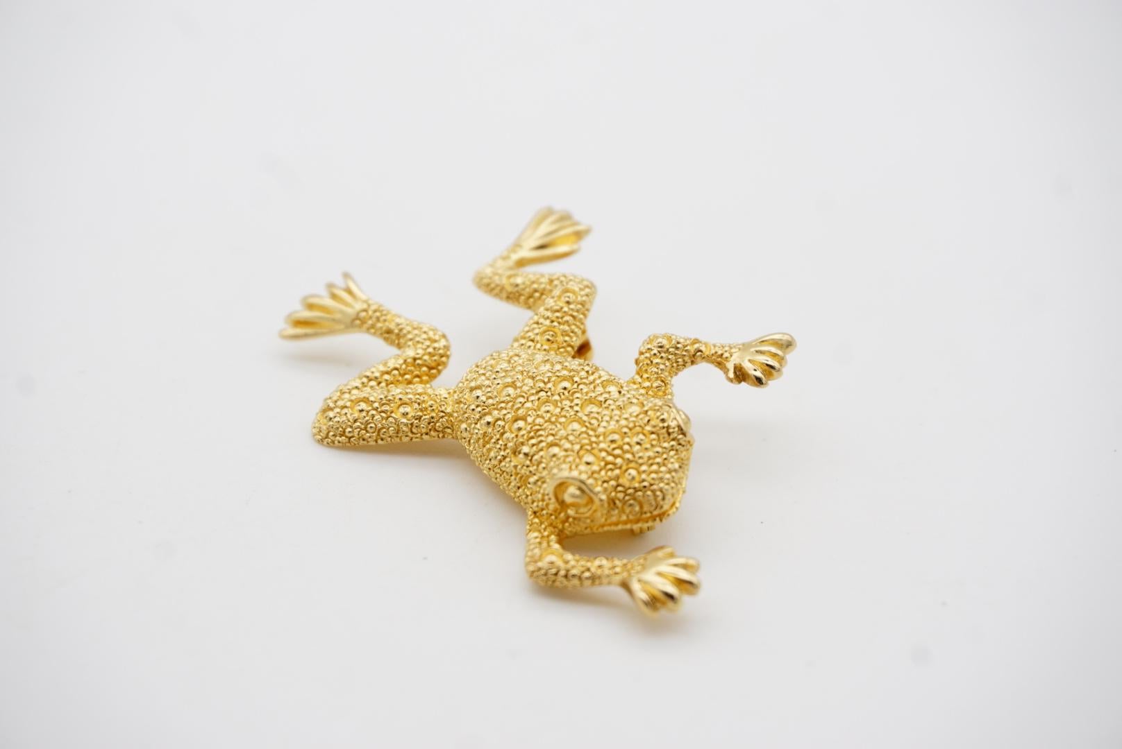 Christian Dior 1980s Vintage Textured Vivid Cute Jumping Swimming Frog Brooch For Sale 1