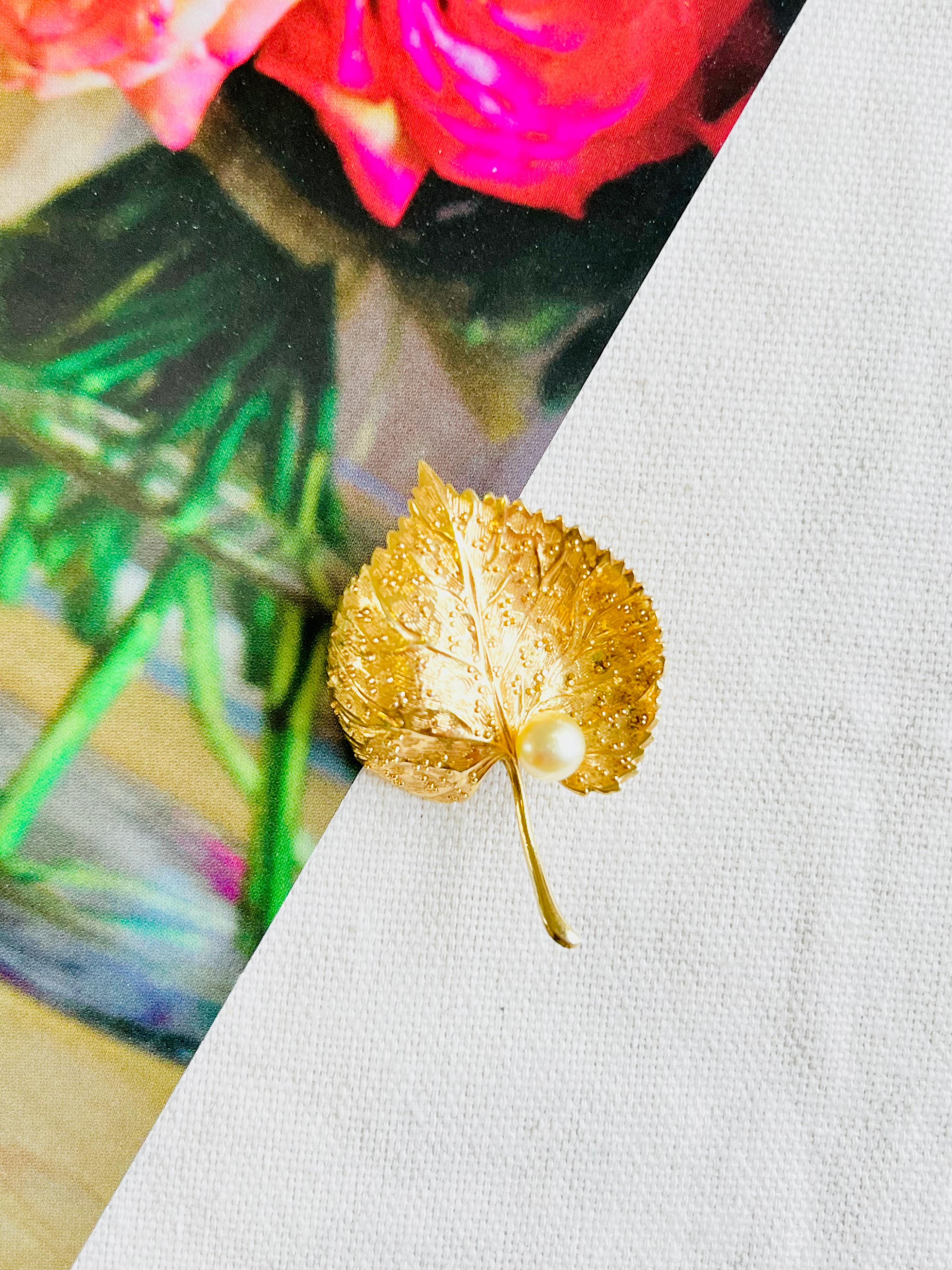 Art Nouveau Christian Dior 1980s Vintage Textured Vivid Wave Leaf Round Pearl Gold Brooch