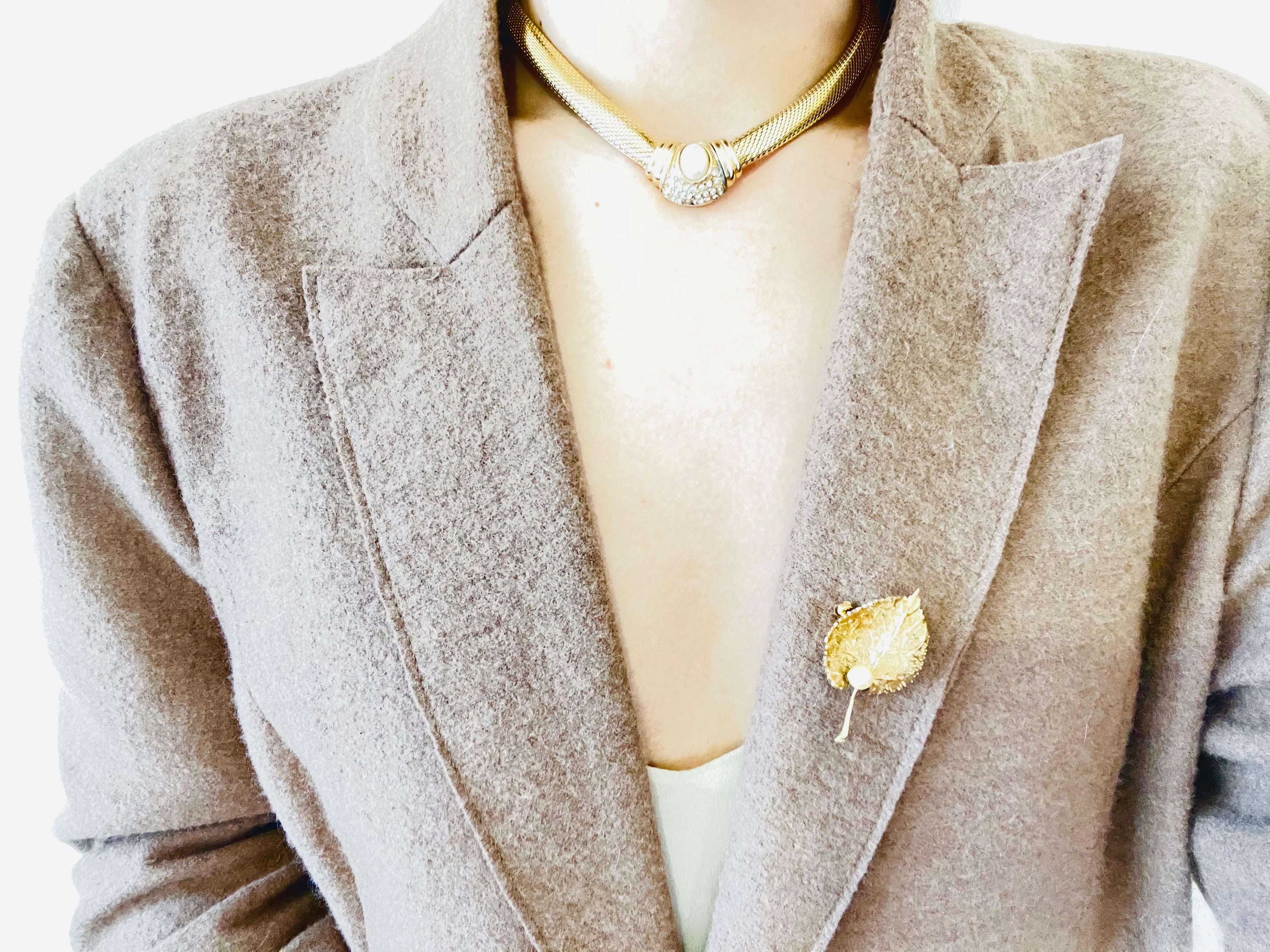 Christian Dior 1980s Vintage Textured Vivid Wave Leaf Round Pearl Gold Brooch In Good Condition In Wokingham, England