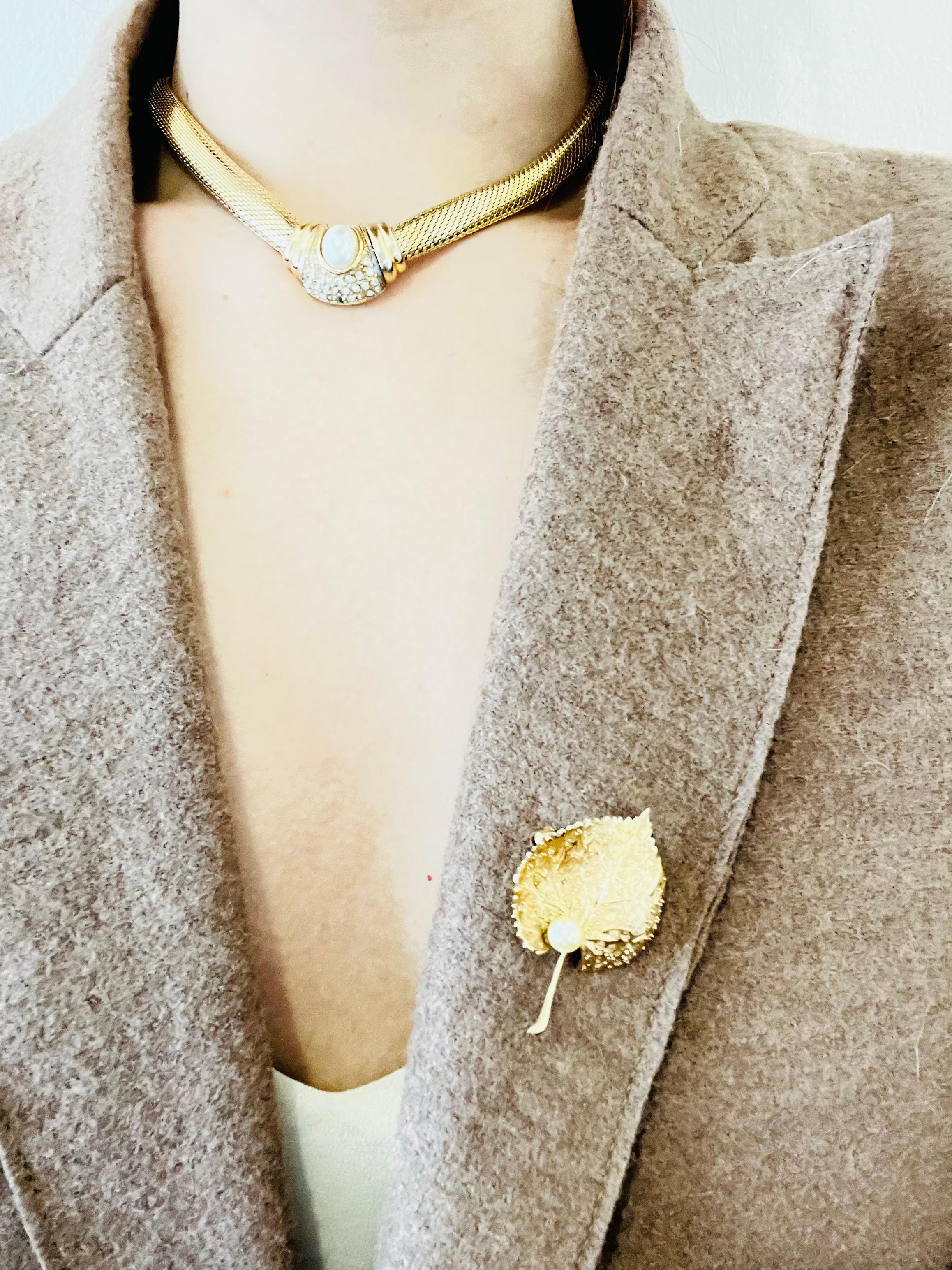 Women's or Men's Christian Dior 1980s Vintage Textured Vivid Wave Leaf Round Pearl Gold Brooch