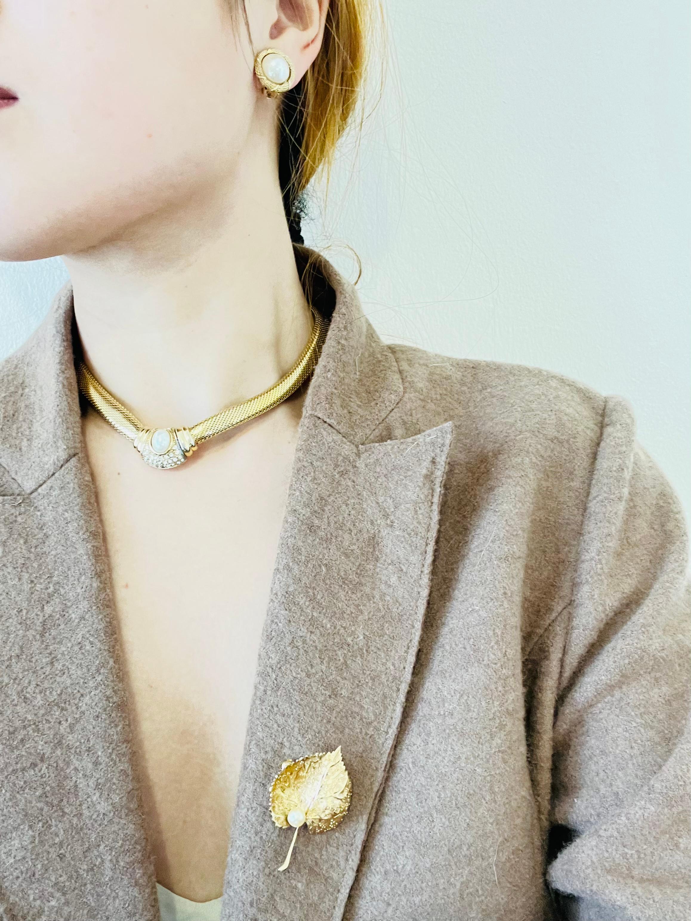 Christian Dior 1980s Vintage Textured Vivid Wave Leaf Round Pearl Gold Brooch 1