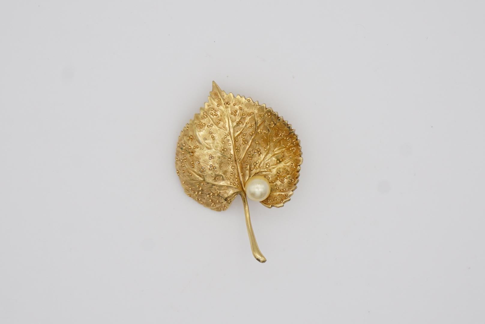 Christian Dior 1980s Vintage Textured Vivid Wave Leaf Round Pearl Gold Brooch For Sale 1
