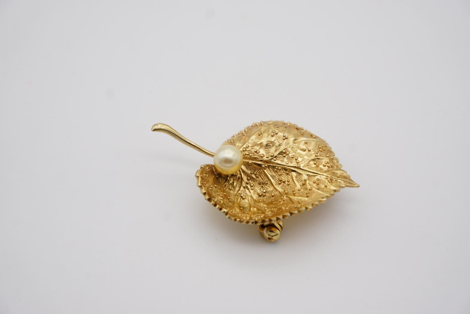 Christian Dior 1980s Vintage Textured Vivid Wave Leaf Round Pearl Gold Brooch For Sale 2