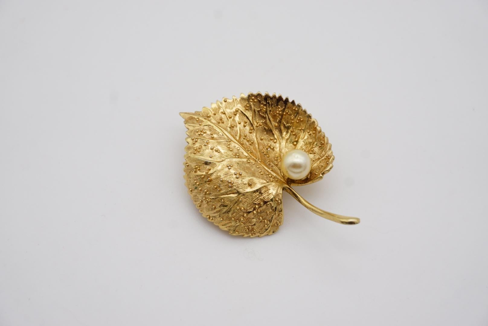 Christian Dior 1980s Vintage Textured Vivid Wave Leaf Round Pearl Gold Brooch 4