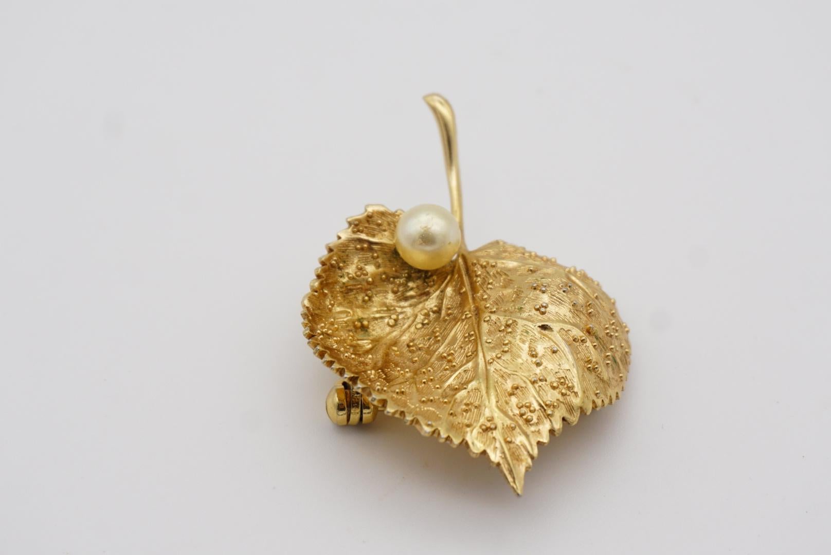 Christian Dior 1980s Vintage Textured Vivid Wave Leaf Round Pearl Gold Brooch For Sale 4