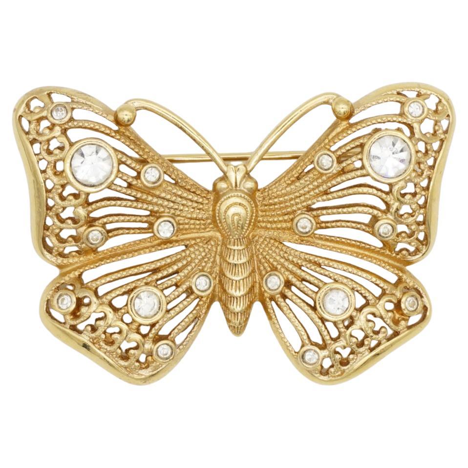Christian Dior 1980s Vintage Vivid Butterfly Crystals Openwork Filigree Brooch, Gold Tone

Very excellent condition. 100% genuine.

A unique piece. This is gold plated stylised brooch. Safety-catch pin closure.

Size: 4.6 cm x 3.3 cm.

Weight: 12.0