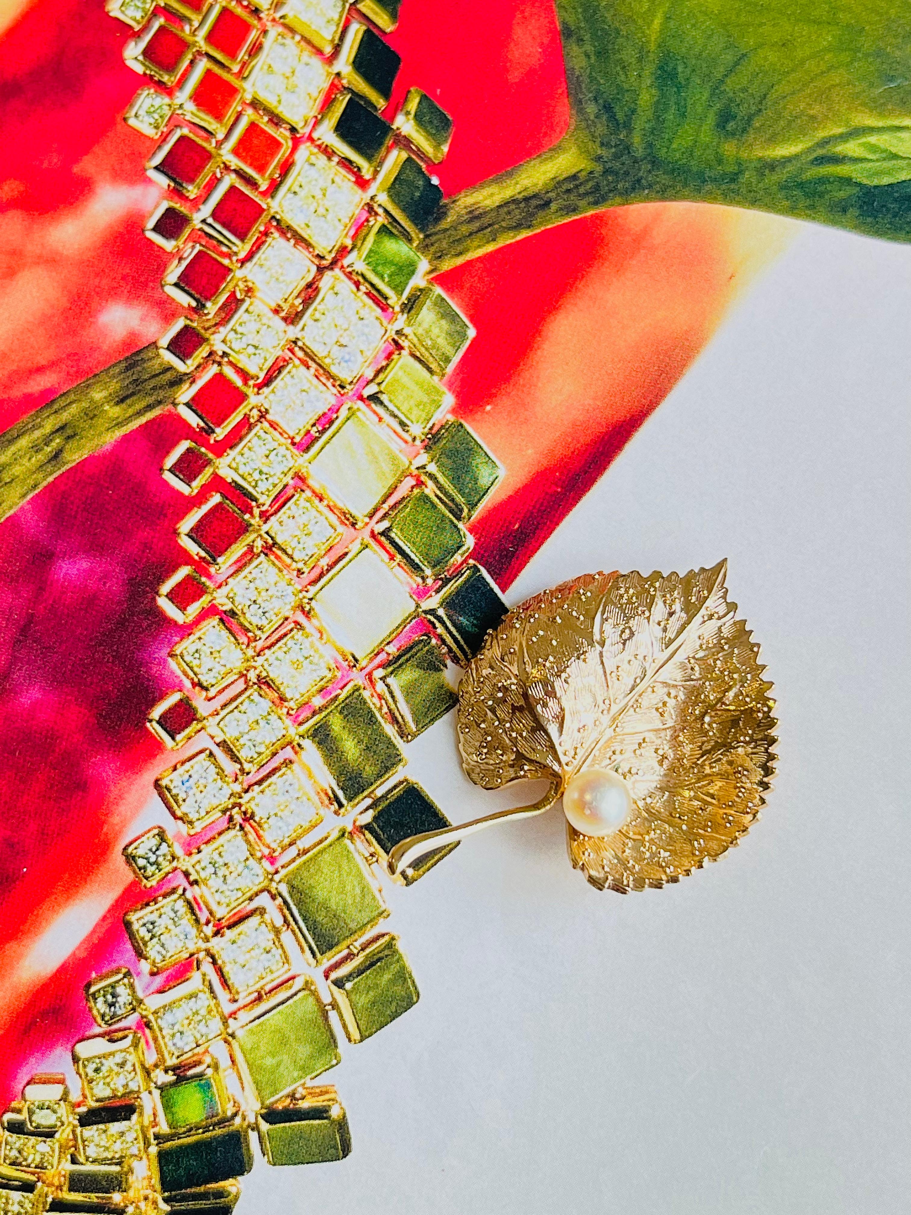 Christian Dior 1980s Vintage Vivid Wavy Grains Leaf White Round Pearl Brosche, Gold-Ton

Sehr guter Zustand. Sehr leichte Kratzer oder Farbverluste. 100% echt.

Ein Unikat. Diese stilisierte Brosche ist vergoldet. 

Verschluss mit