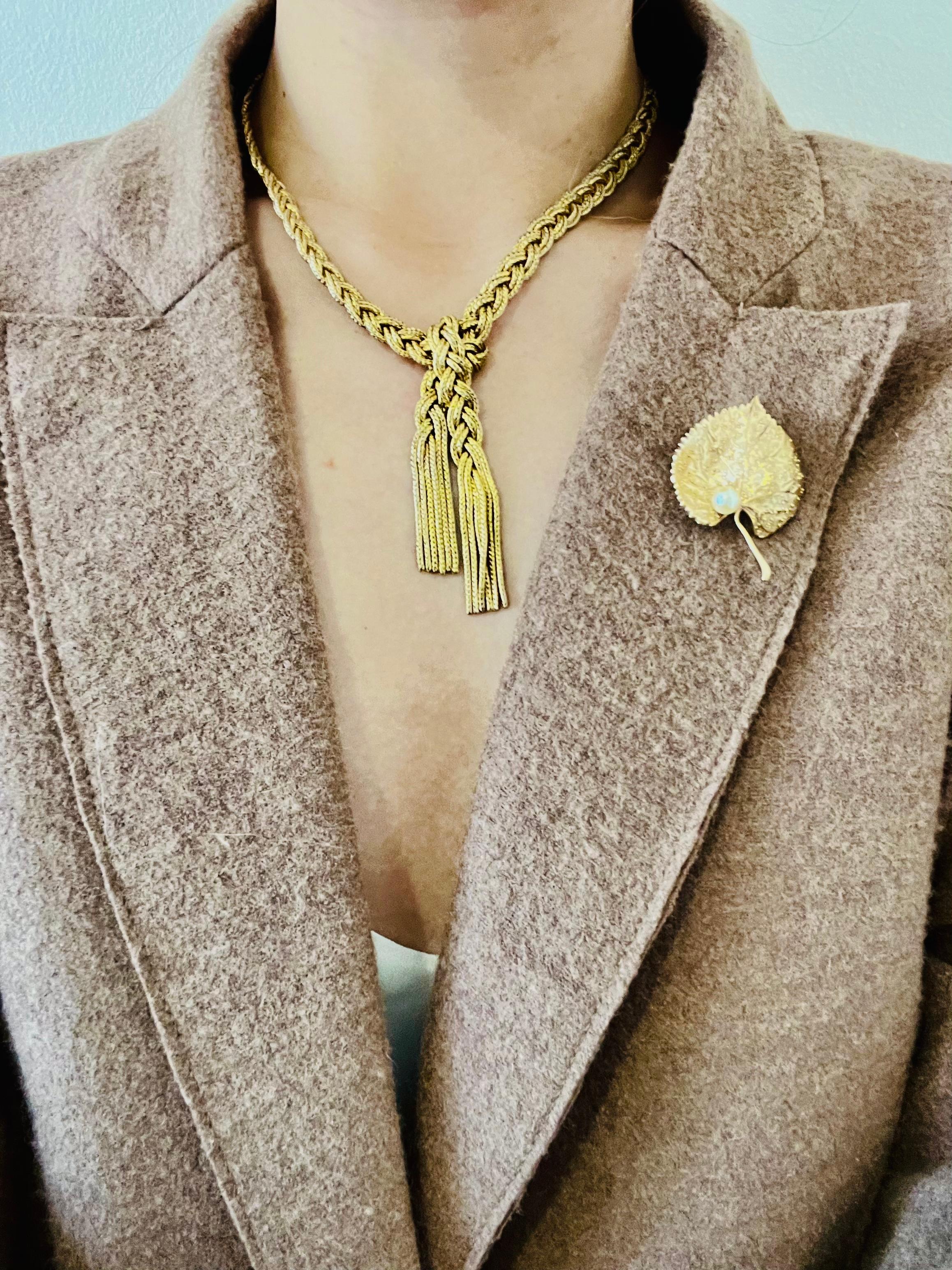 Christian Dior 1980er Jahre Vintage Vivid Wavy Grains Leaf Weiße runde Perlenbrosche für Damen oder Herren im Angebot