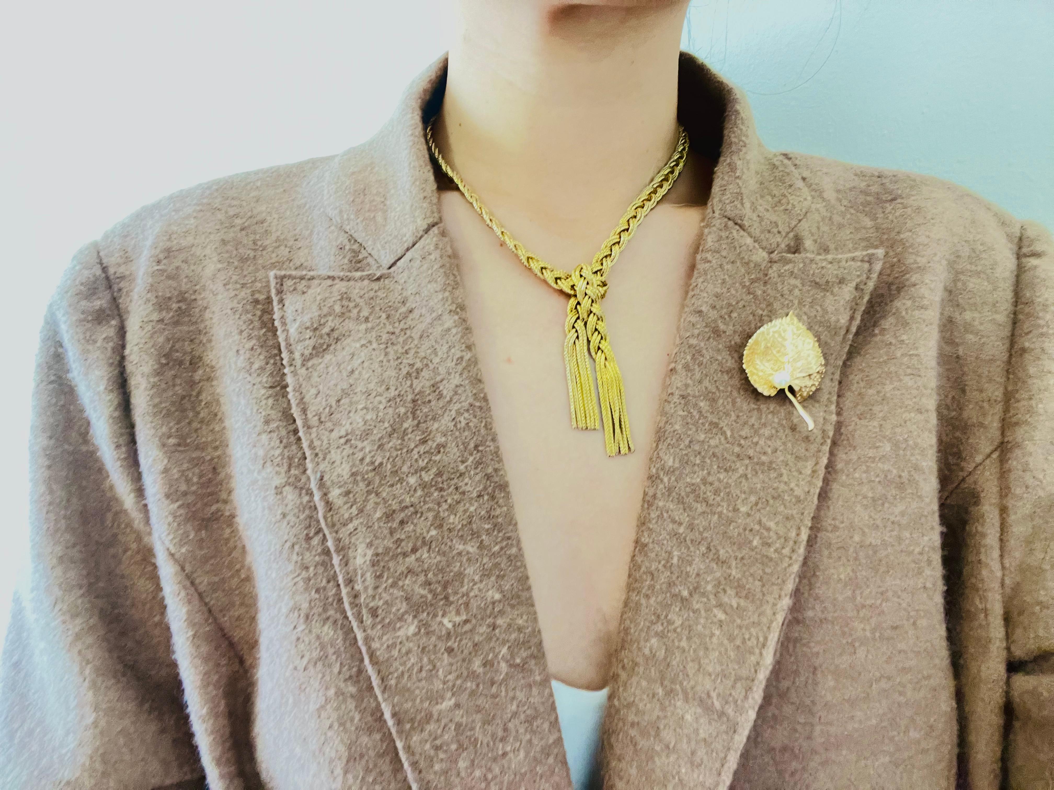 Christian Dior 1980er Jahre Vintage Vivid Wavy Grains Leaf Weiße runde Perlenbrosche im Angebot 1