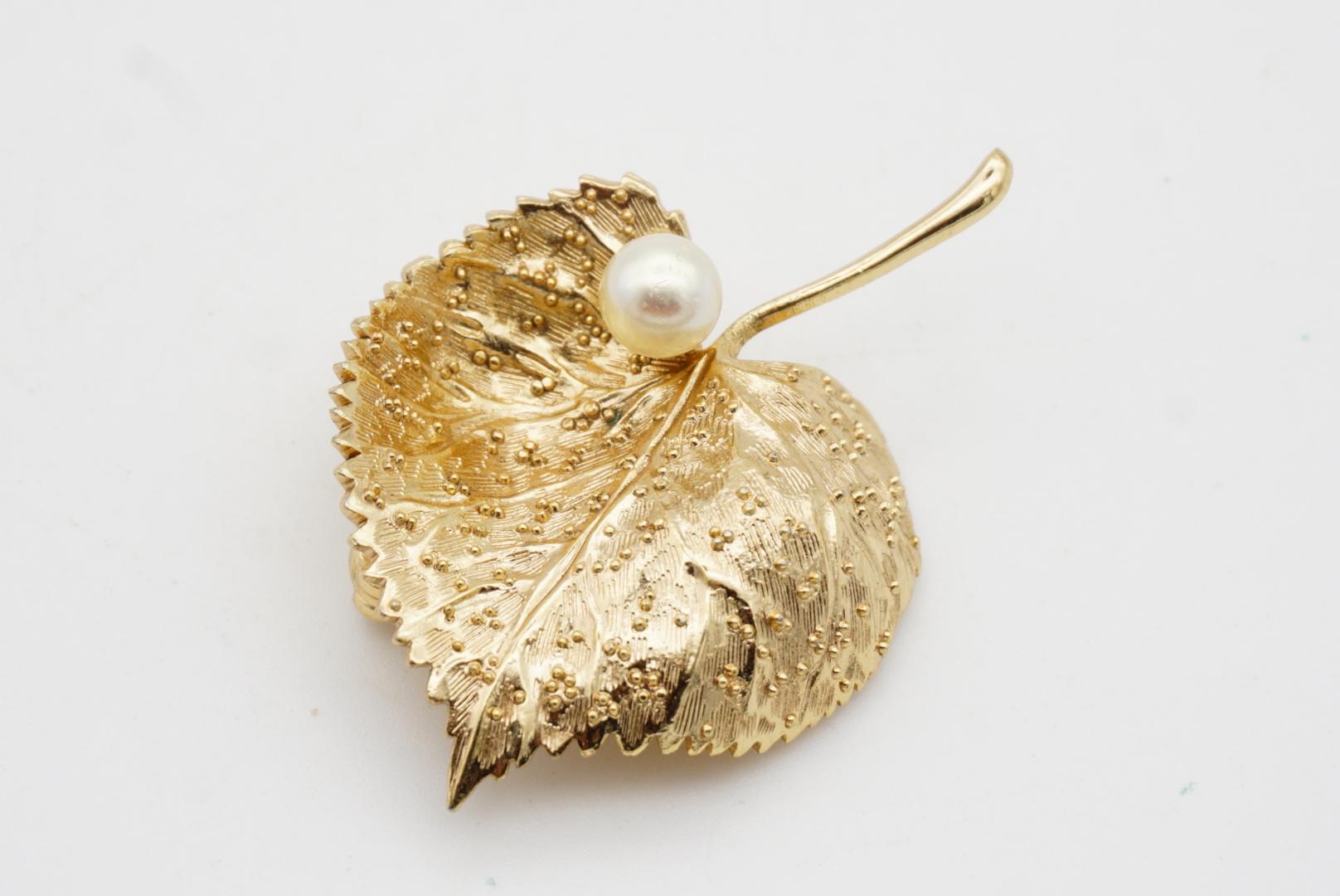 Christian Dior 1980s Vintage Vivid Wavy Grains Leaf White Round Pearl Brooch For Sale 3