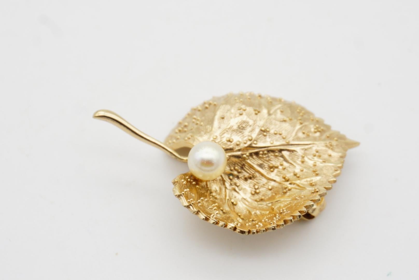 Christian Dior 1980s Vintage Vivid Wavy Grains Leaf White Round Pearl Brooch For Sale 4