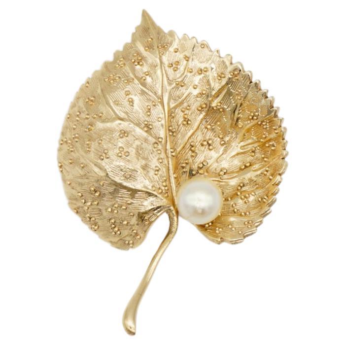 Christian Dior 1980er Jahre Vintage Vivid Wavy Grains Leaf Weiße runde Perlenbrosche im Angebot