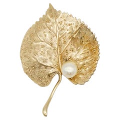 Christian Dior 1980s Vintage Vivid Wavy Grains Leaf White Round Pearl Brooch