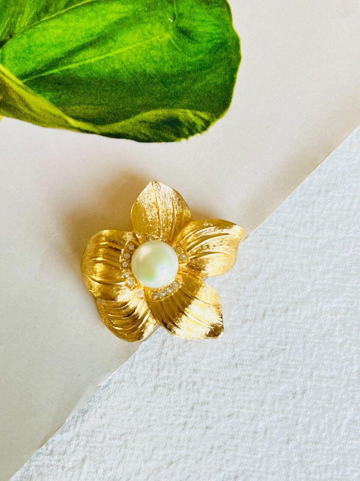 Christian Dior 1980s Vintage Wavy Flower White Pearl Crystals Elegant Brooch In Excellent Condition For Sale In Wokingham, England