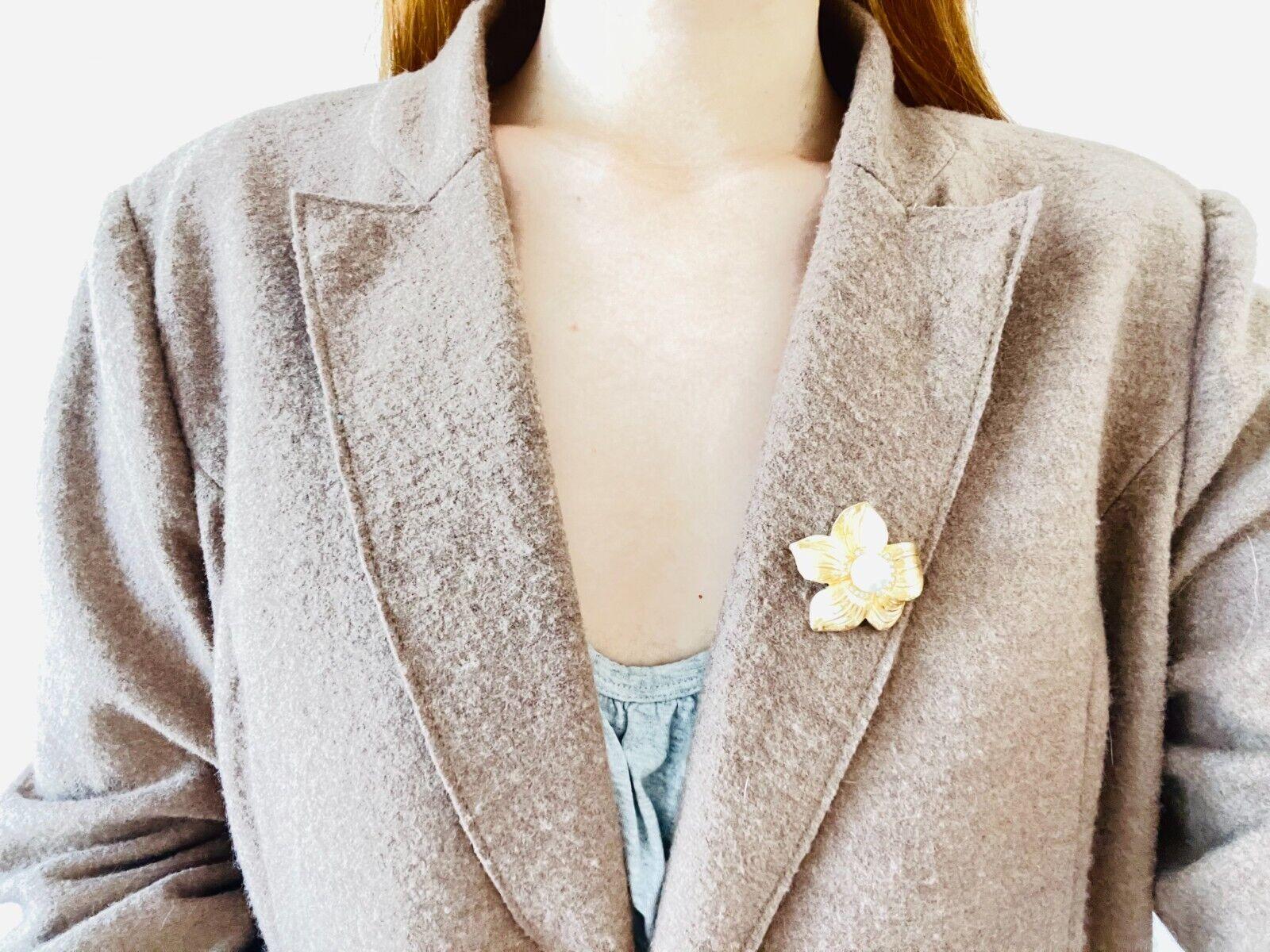 Christian Dior 1980s Vintage Wavy Flower White Pearl Crystals Elegant Brooch For Sale 1