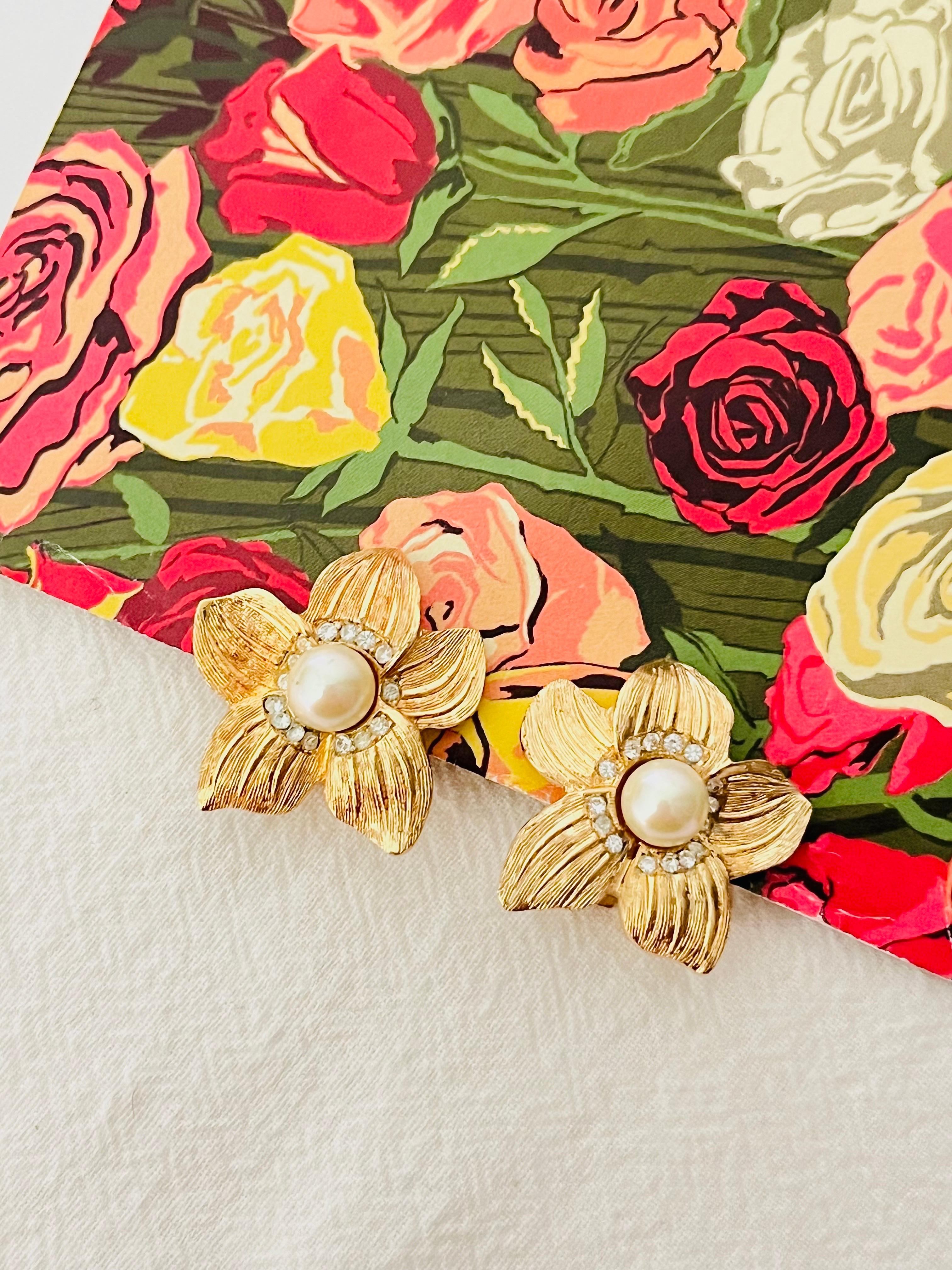 Christian Dior 1980s Vintage Wavy Flower White Round Pearl Crystals Elegant Clip Earrings, Gold Tone

Very good condition. 100% Genuine. Vintage and rare to find.

A very beautiful pair of earrings by Chr. DIOR, signed at the back.

Material: Gold