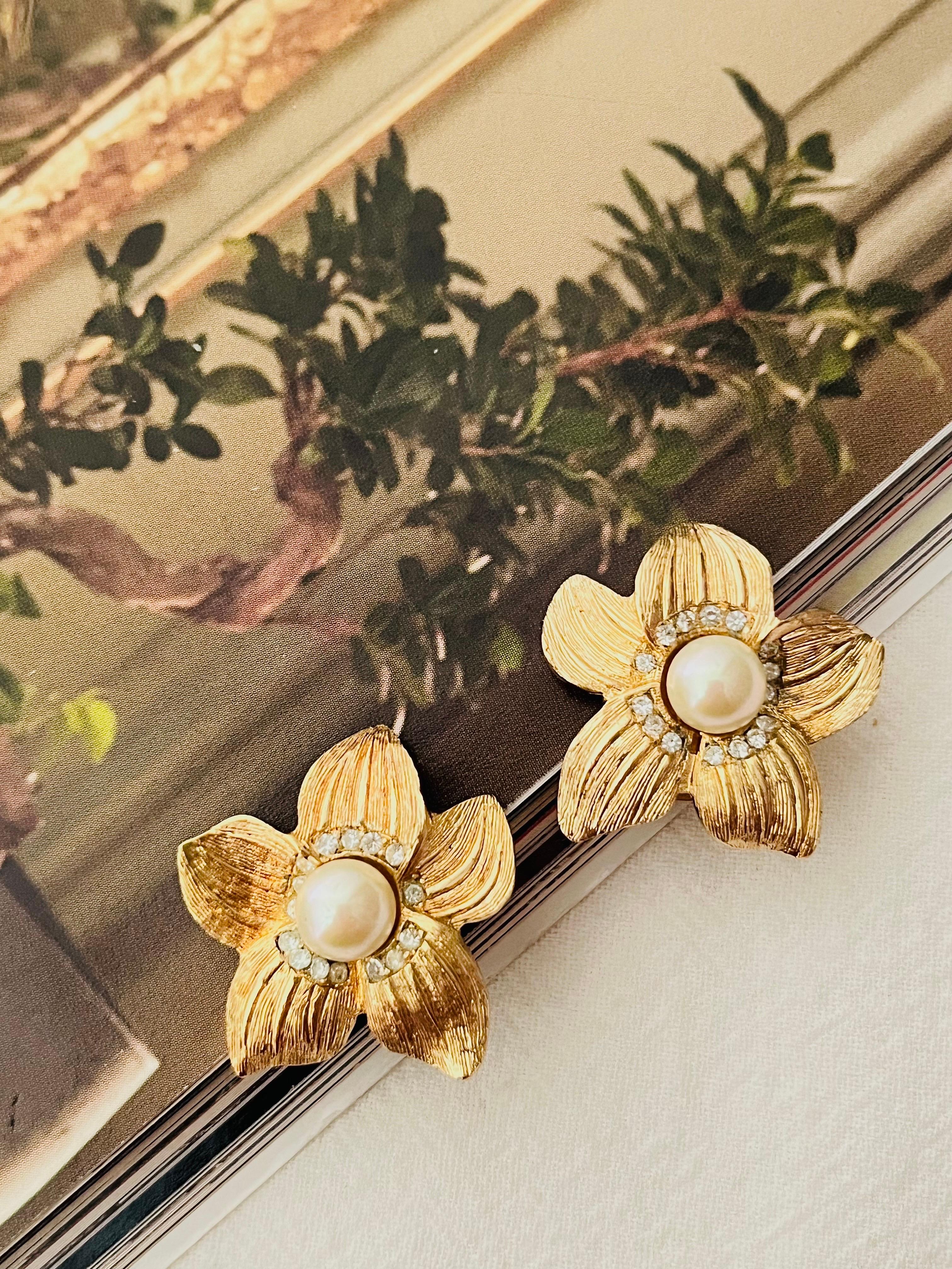 Women's Christian Dior 1980s Vintage Wavy Flower White Pearl Crystals Elegant Earrings For Sale