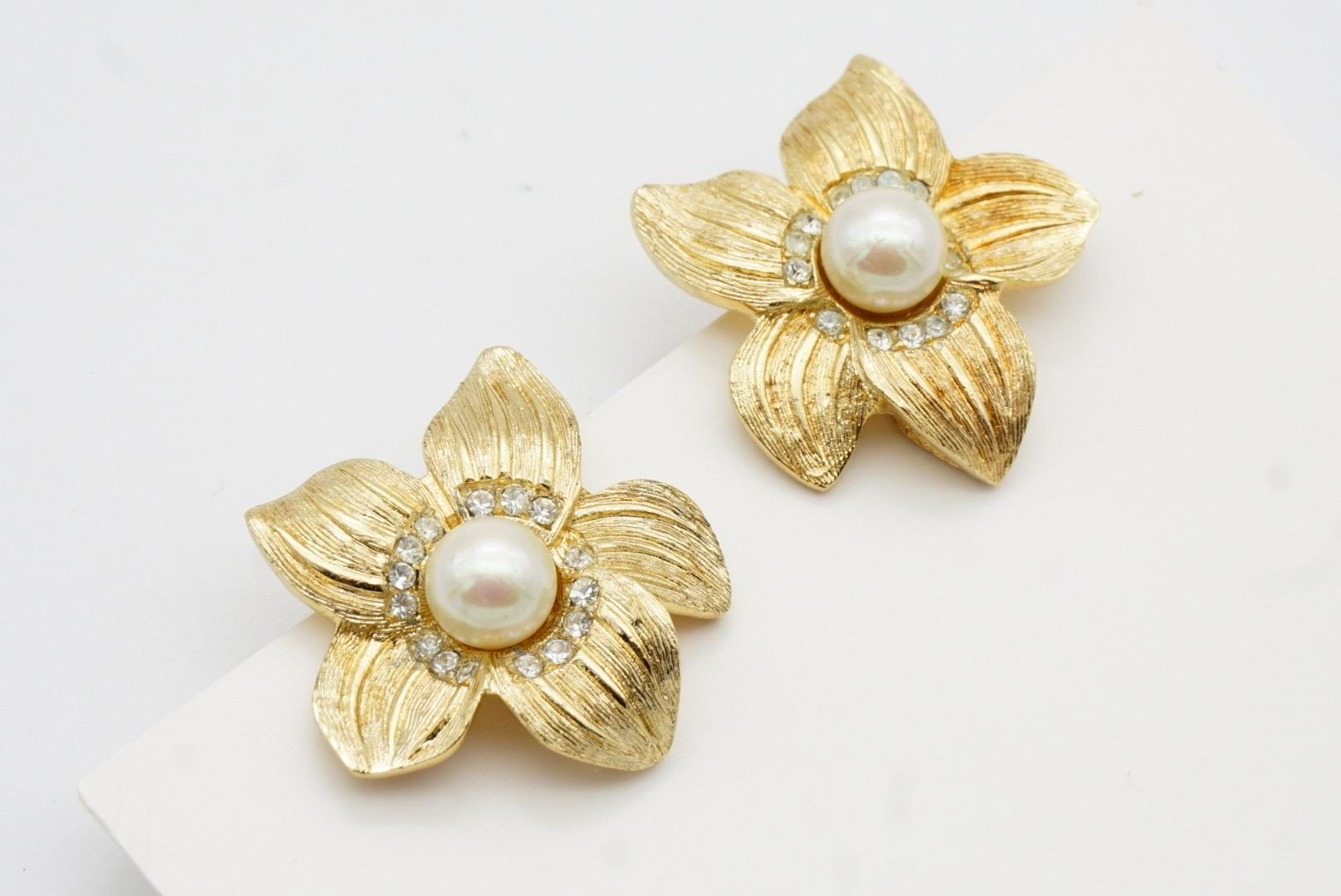 Christian Dior 1980s Vintage Wavy Flower White Pearl Crystals Elegant Earrings For Sale 3