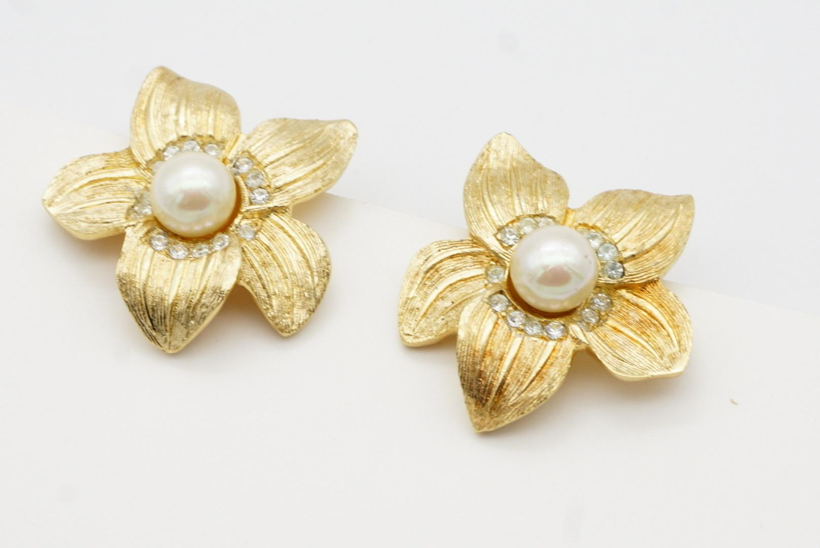 Christian Dior 1980s Vintage Wavy Flower White Pearl Crystals Elegant Earrings For Sale 4