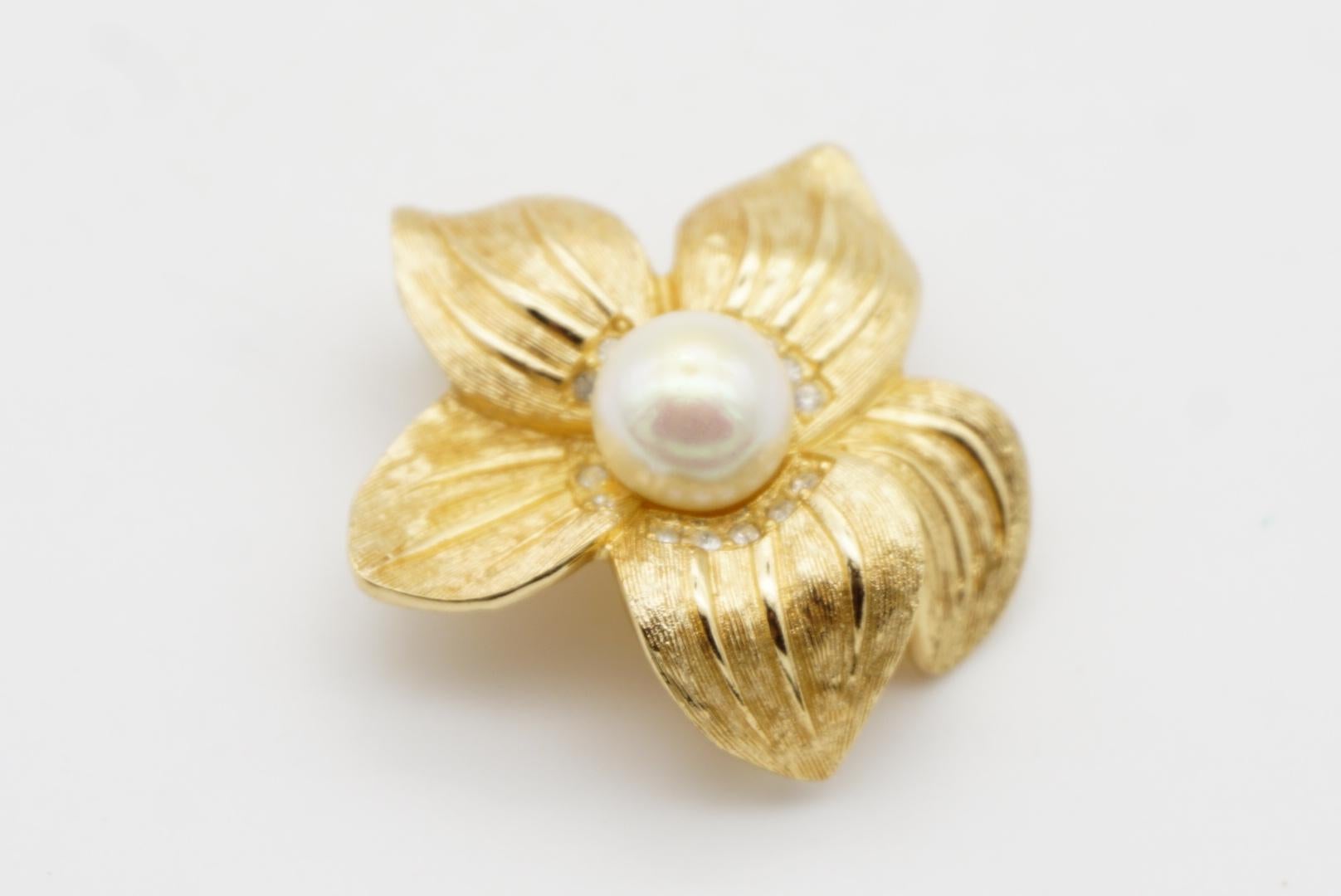Christian Dior 1980s Vintage Wavy Swirl Flower White Pearl Gold Crystals Brooch For Sale 5