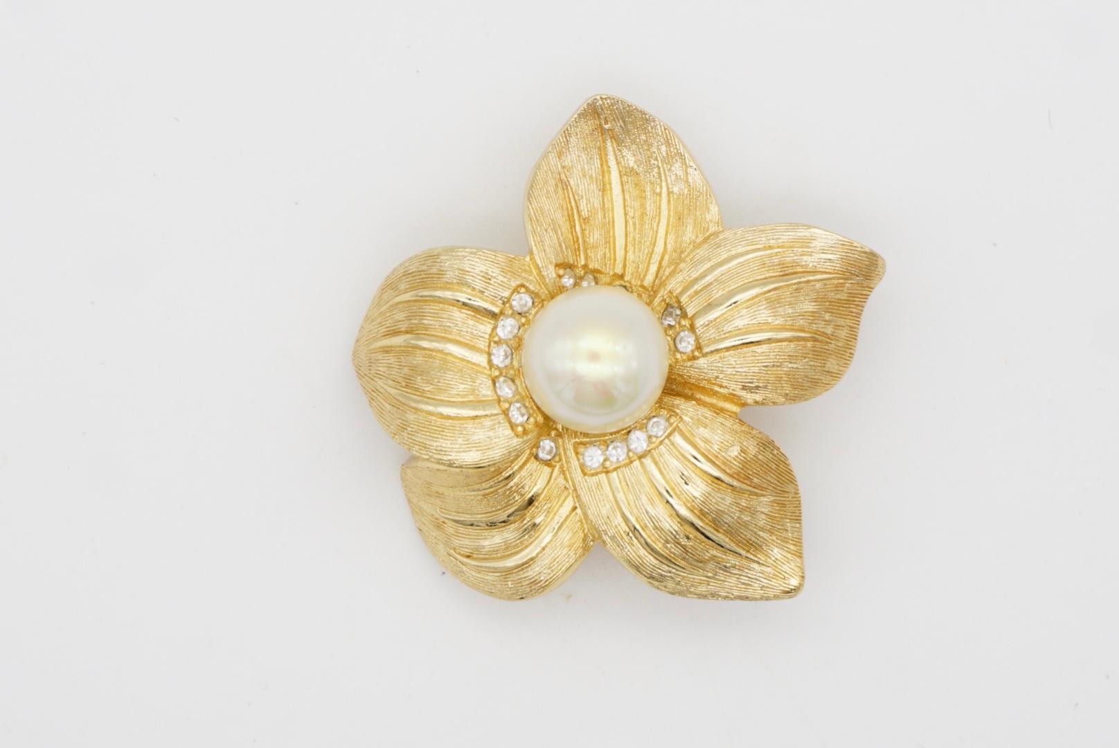 Christian Dior 1980s Vintage Wavy Swirl Flower White Pearl Gold Crystals Brooch For Sale 2