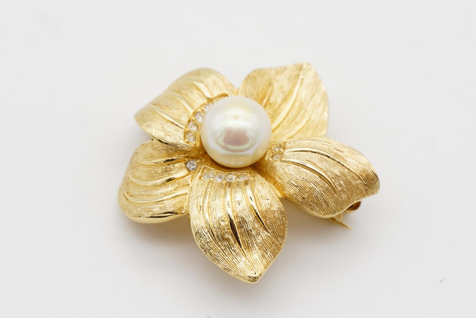 Christian Dior 1980s Vintage Wavy Swirl Flower White Pearl Gold Crystals Brooch For Sale 3
